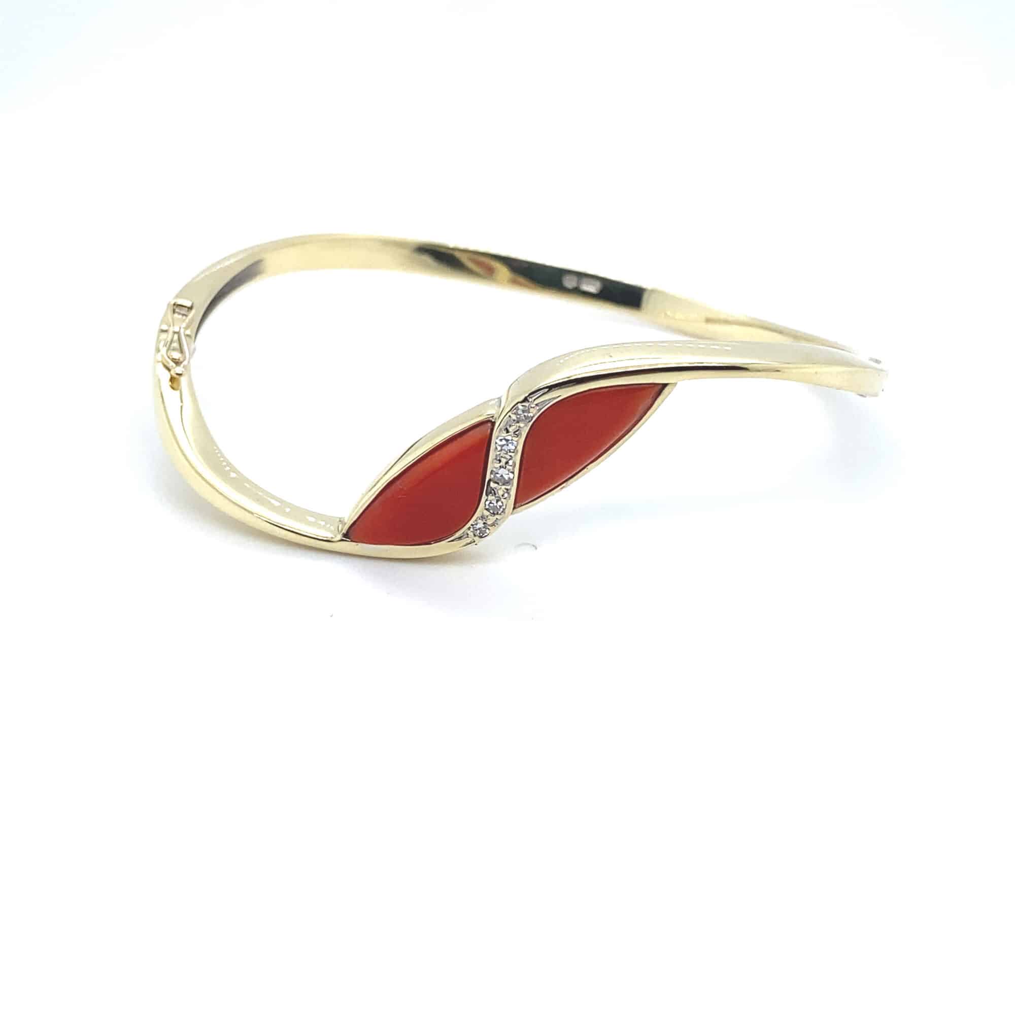 70e jaren geelgouden 14kt design armband met bloedkoraal en 5 diamanten