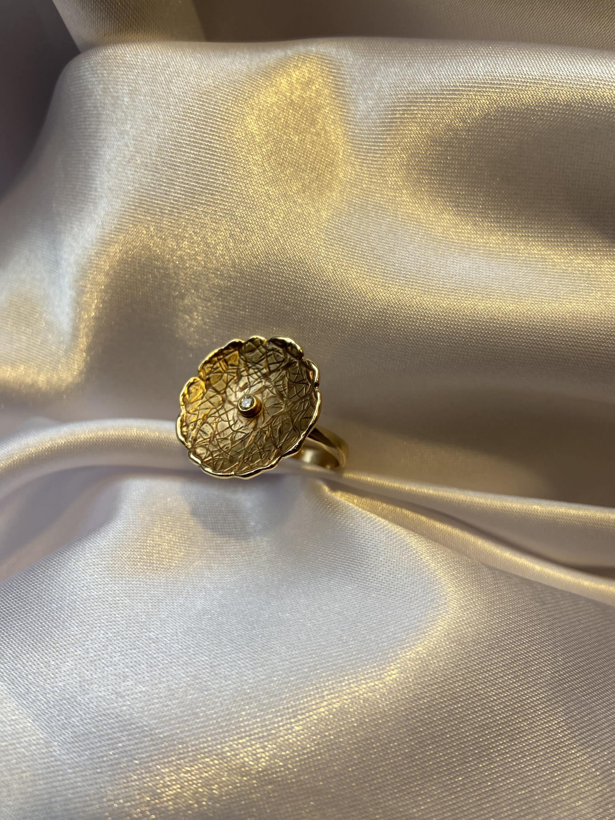 14 karaat geelgouden ring met bladmotief