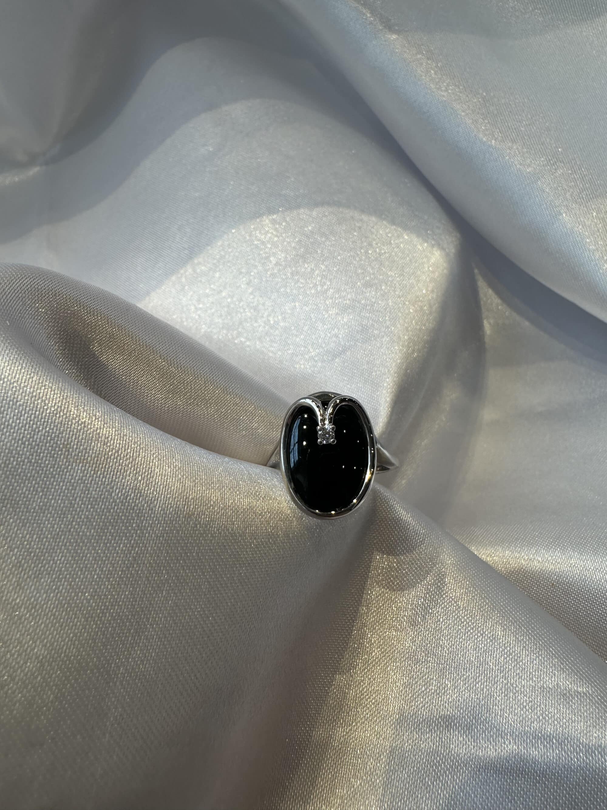 14 karaat witgouden ring met onyx en een briljant