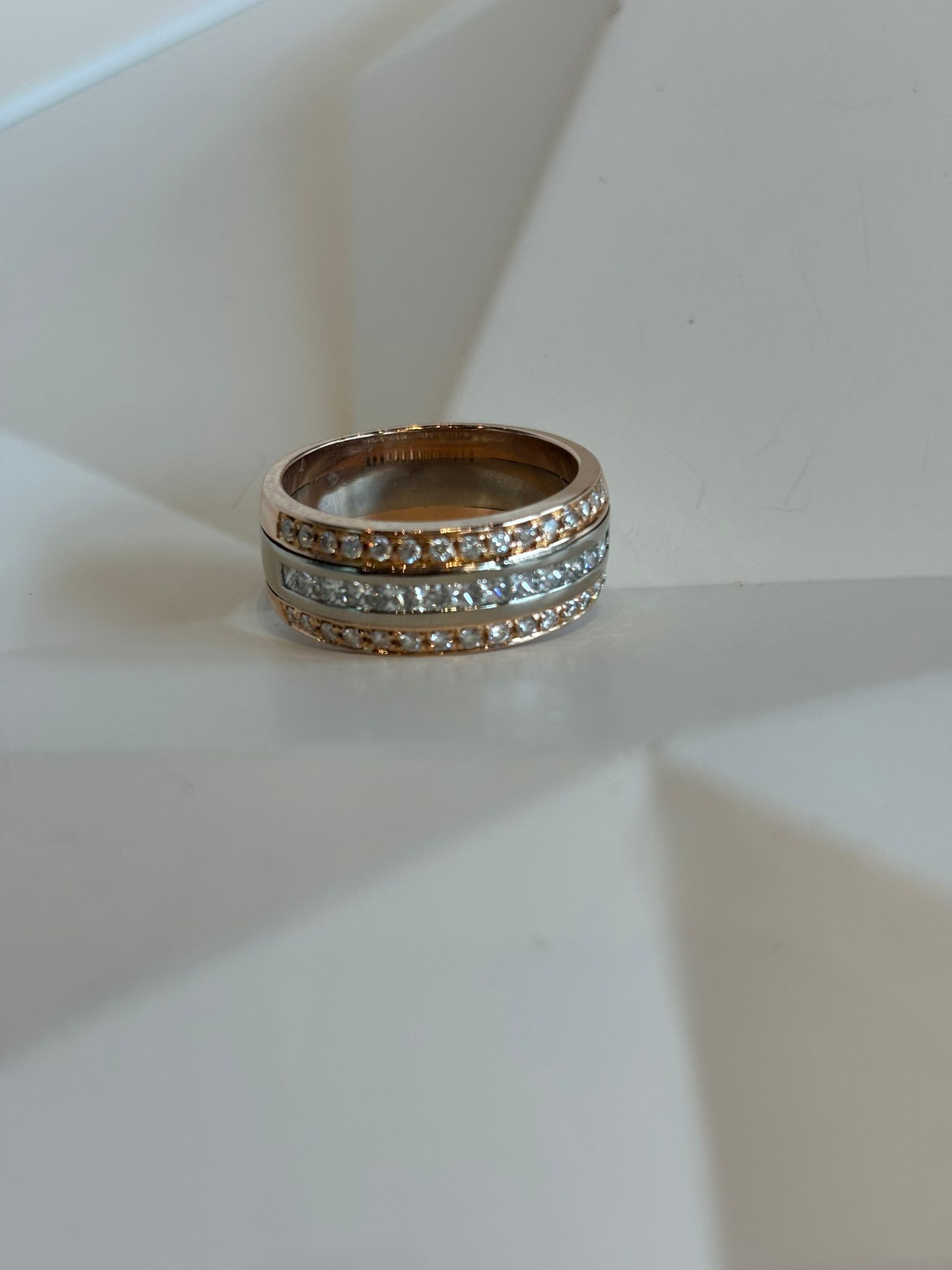 Bicolor gouden bandring met princess en briljant diamanten 0,90ct