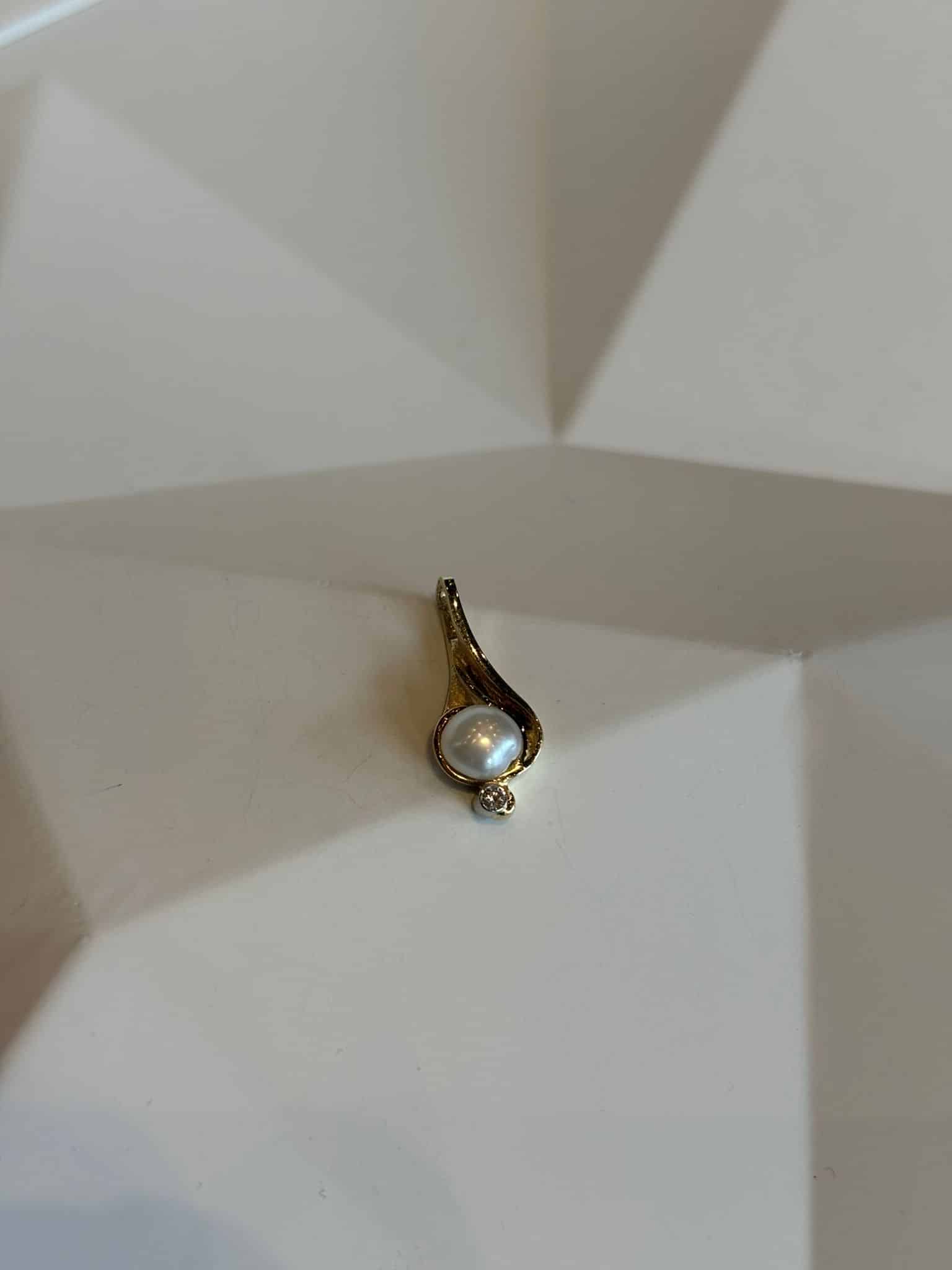 Geelgouden hanger met parel en briljant 0,02ct