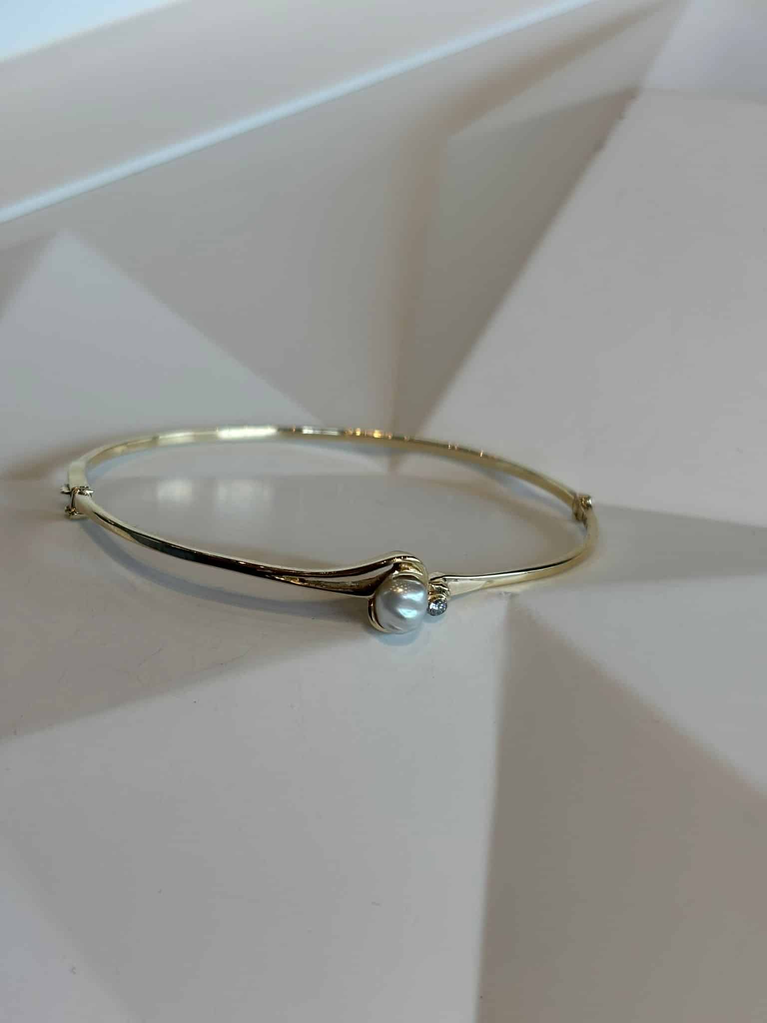 Gouden armband met parel en briljant 0,03ct