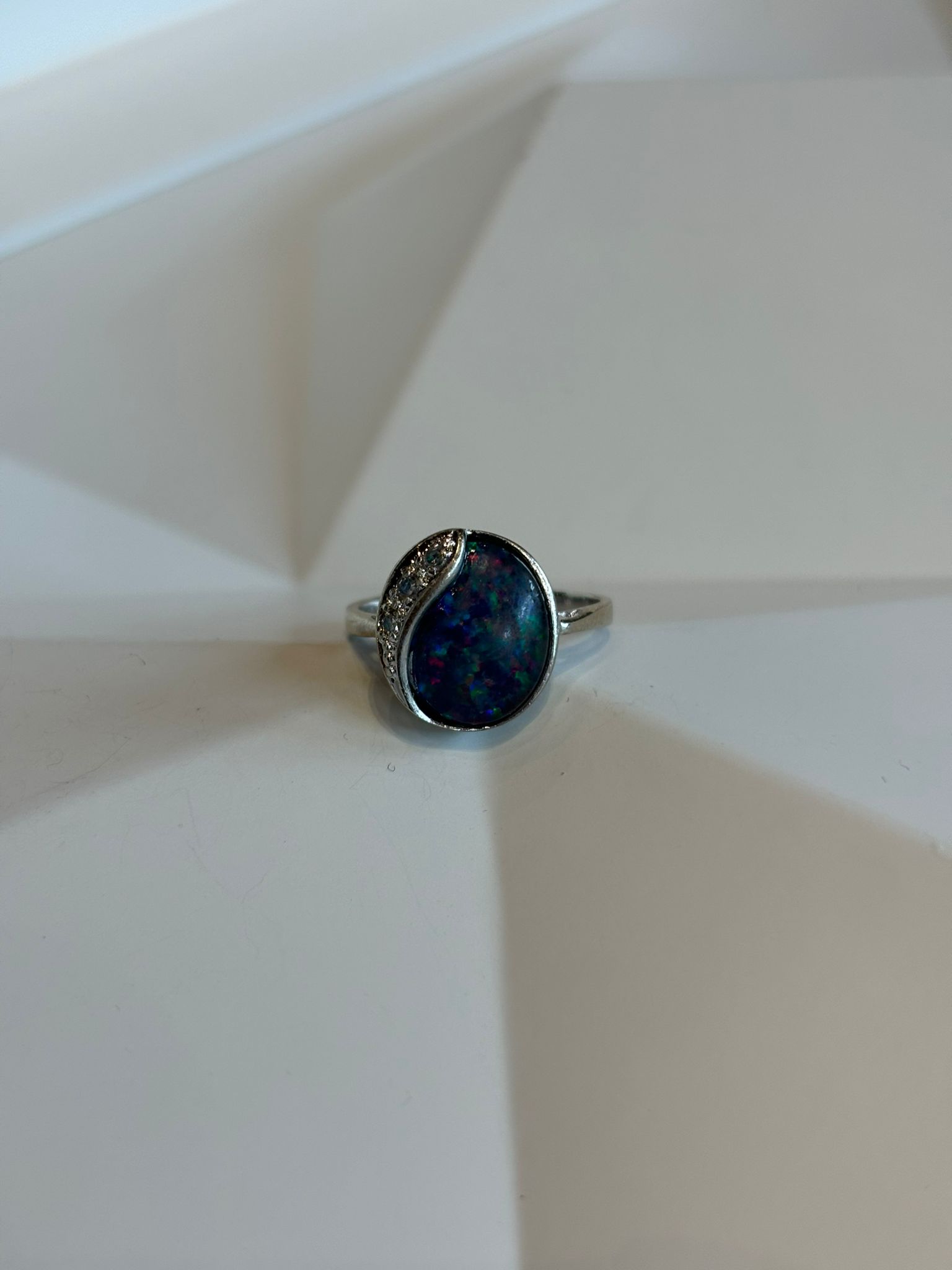 Witgouden ring met opaal doublet en diamanten