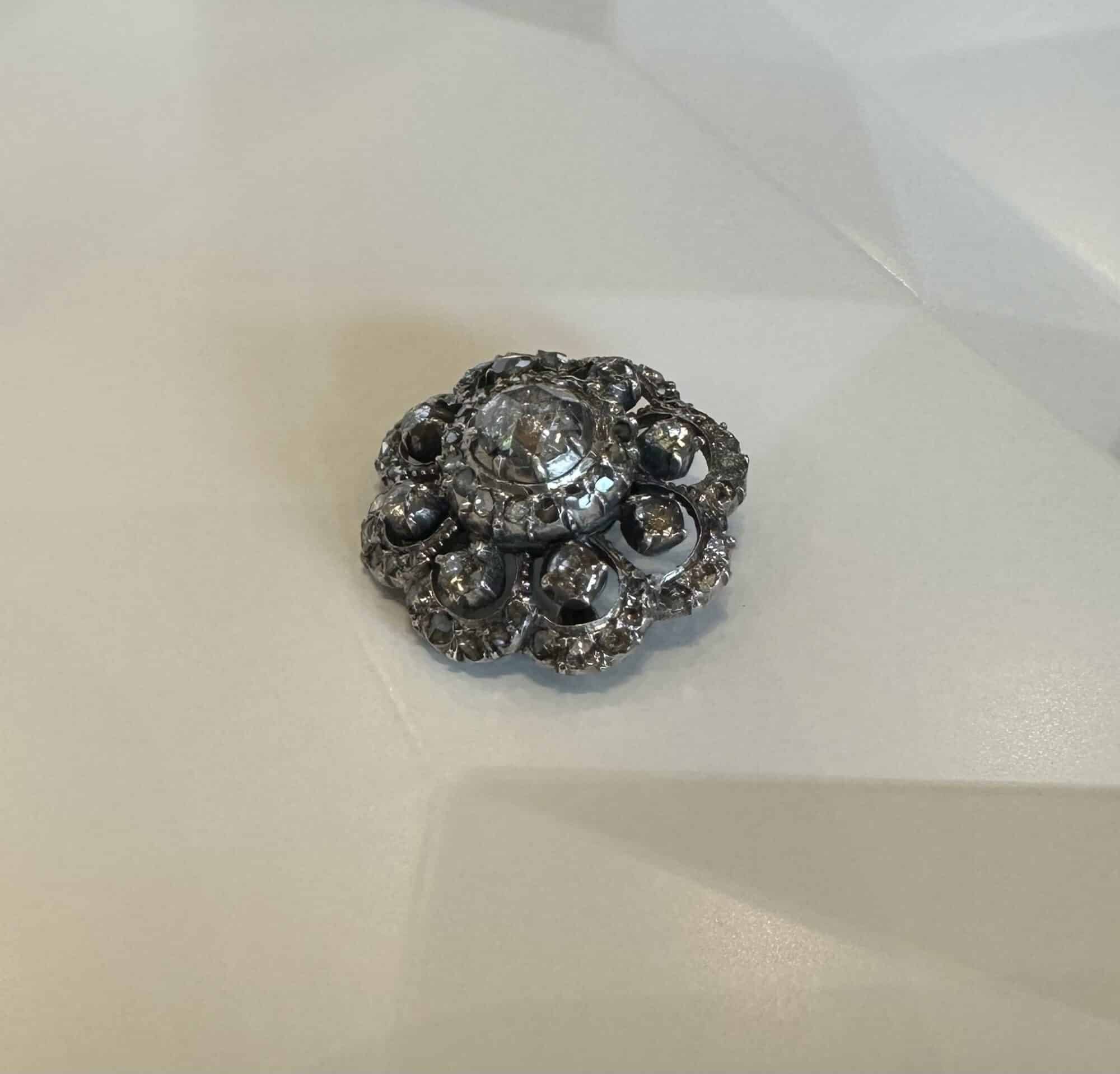 Gouden rozetbroche bezet met roos diamanten zilver gedekt