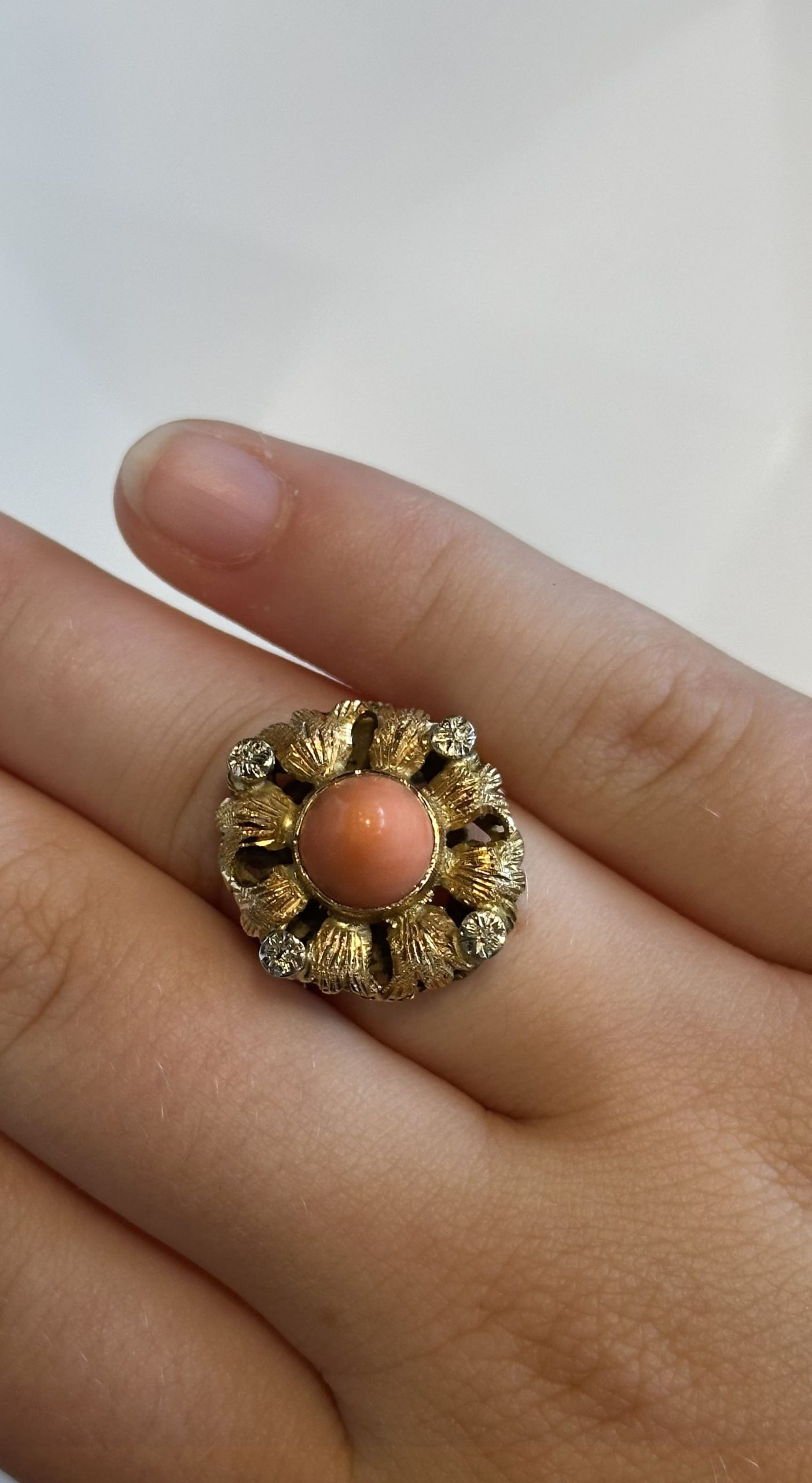 Alternative view of Gouden ring met kogel cabochon geslepen koraal
