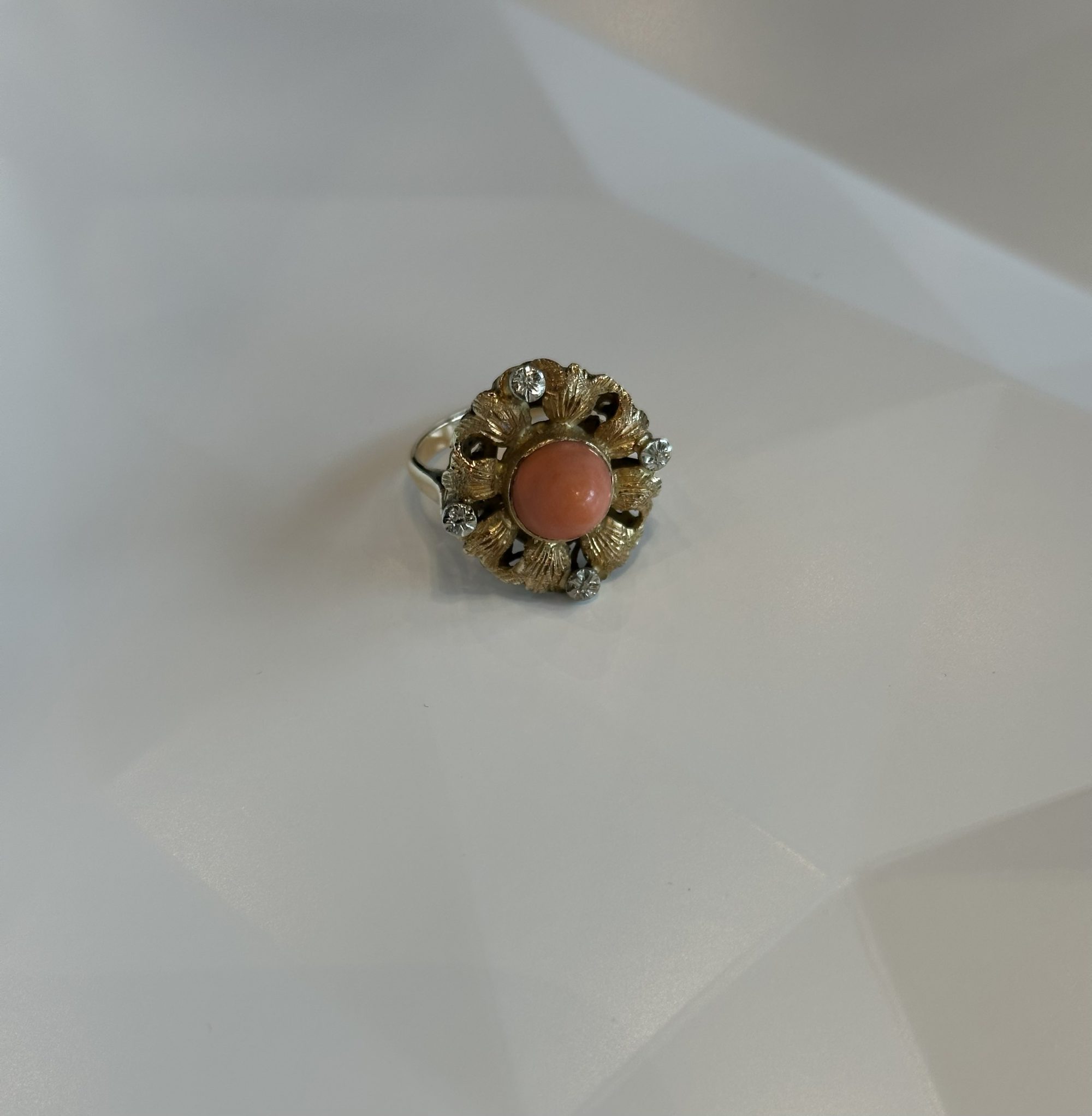 Gouden ring met kogel cabochon geslepen koraal