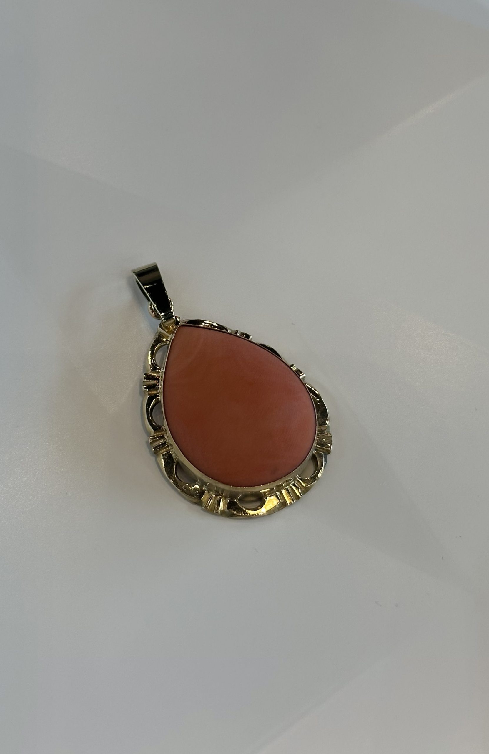 Gouden hanger met grote cabochon geslepen koraal