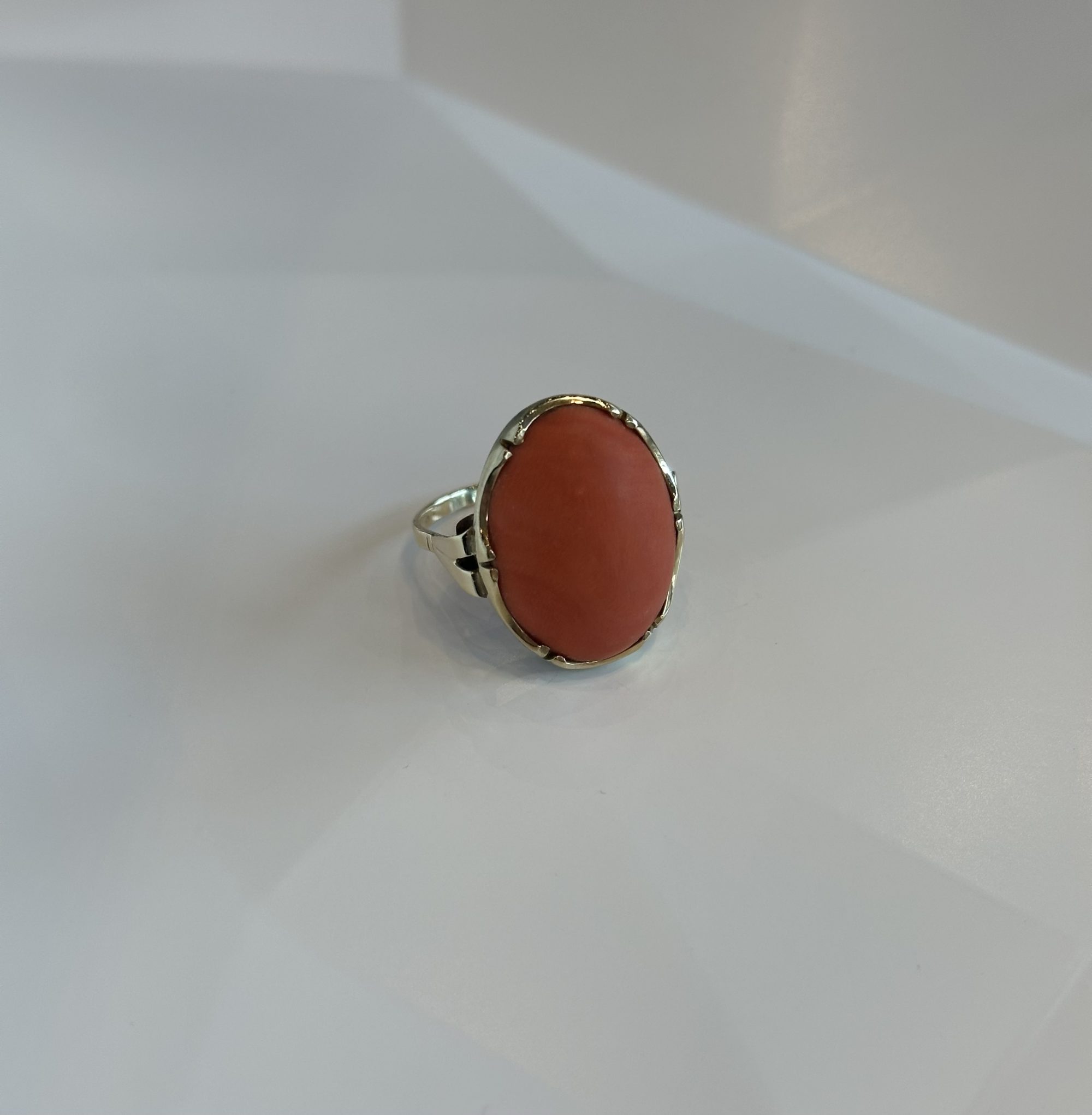 Gouden ring met grote cabochon geslepen bloedkoraal
