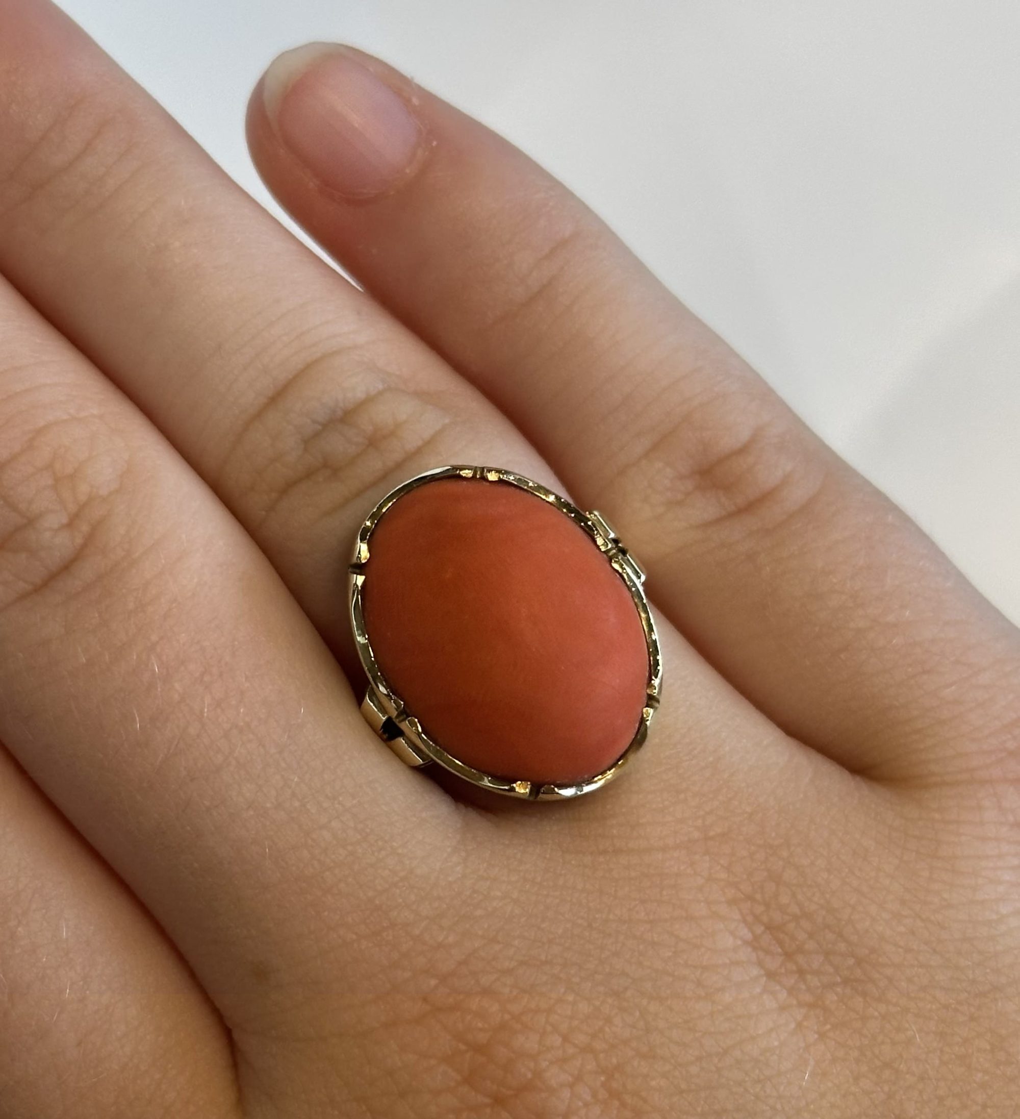 Alternative view of Gouden ring met grote cabochon geslepen bloedkoraal