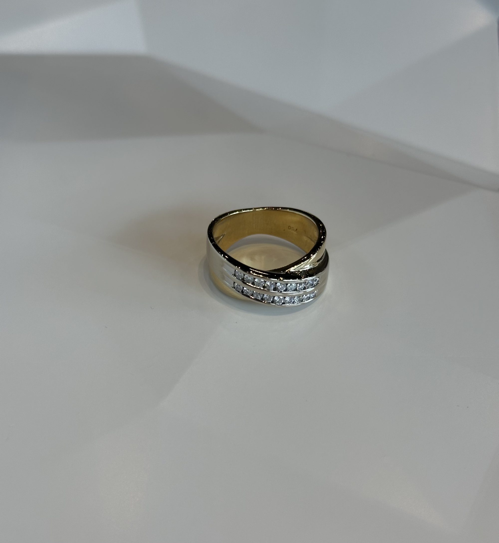 Bicolor gouden bandring met briljanten