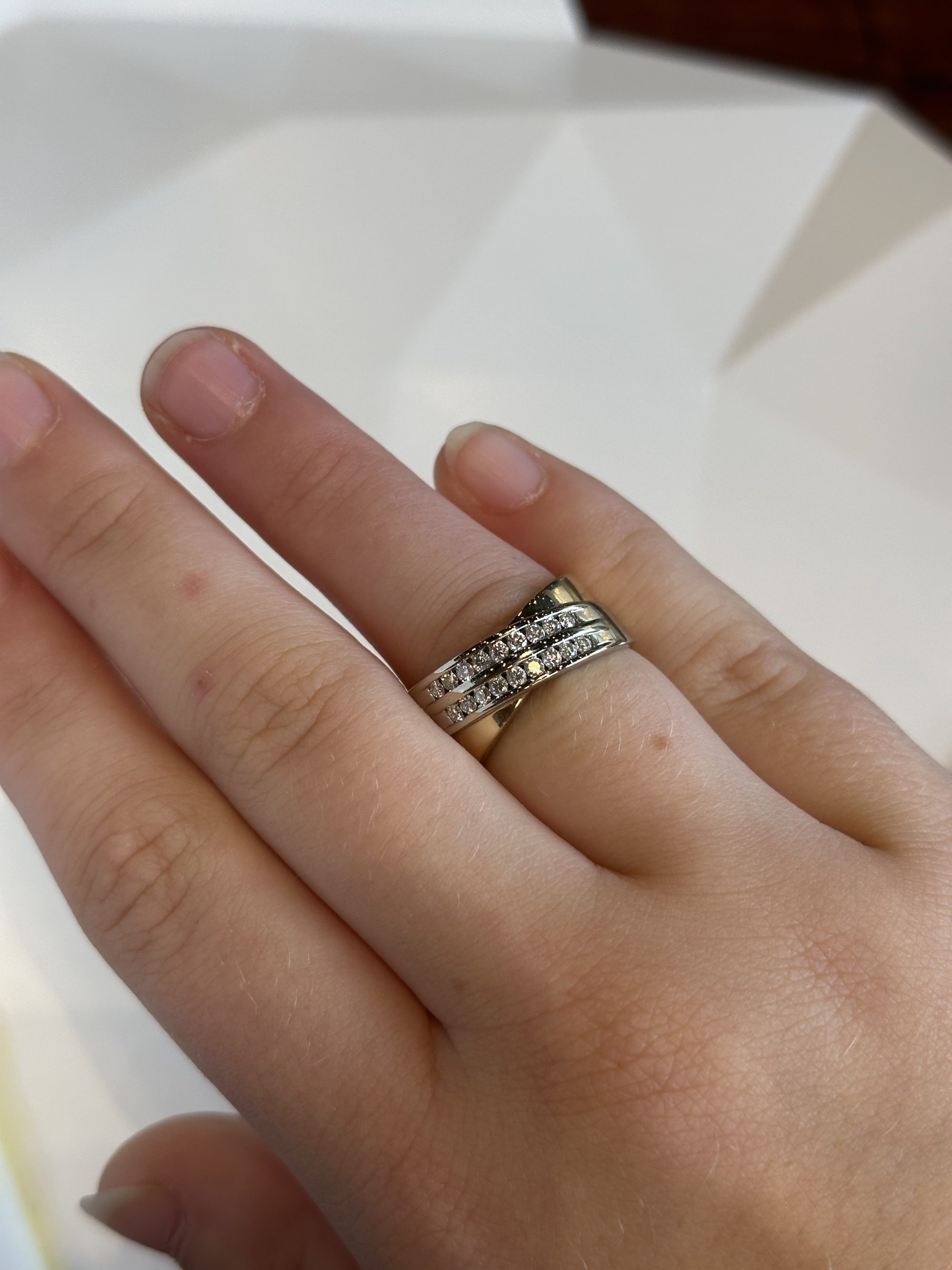 Alternative view of Bicolor gouden bandring met briljanten