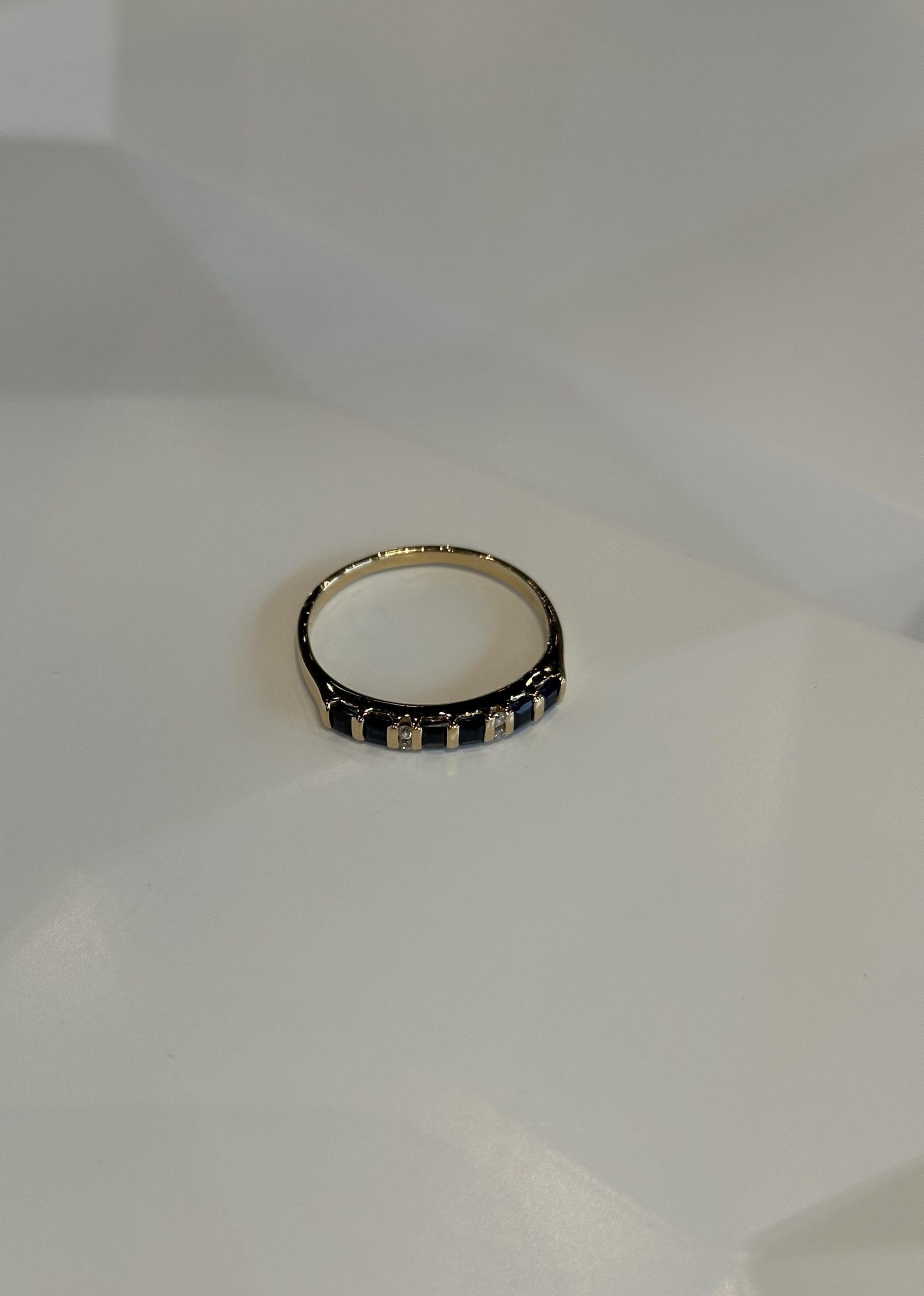 Gouden rijring met saffier en briljanten