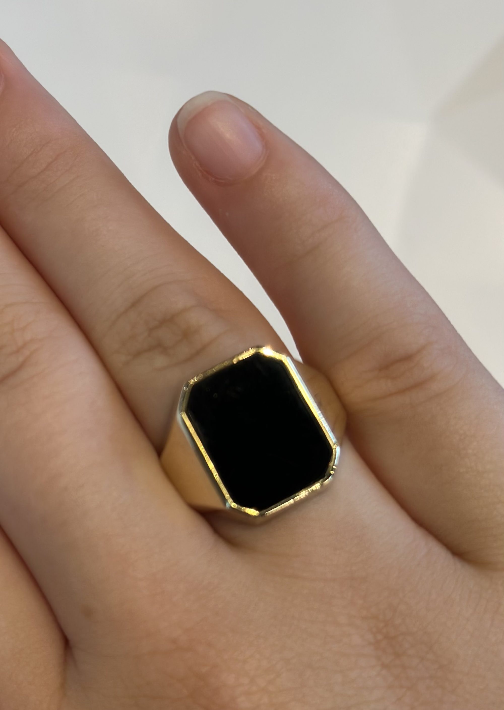 Alternative view of Gouden zegelring onyx octagonaal
