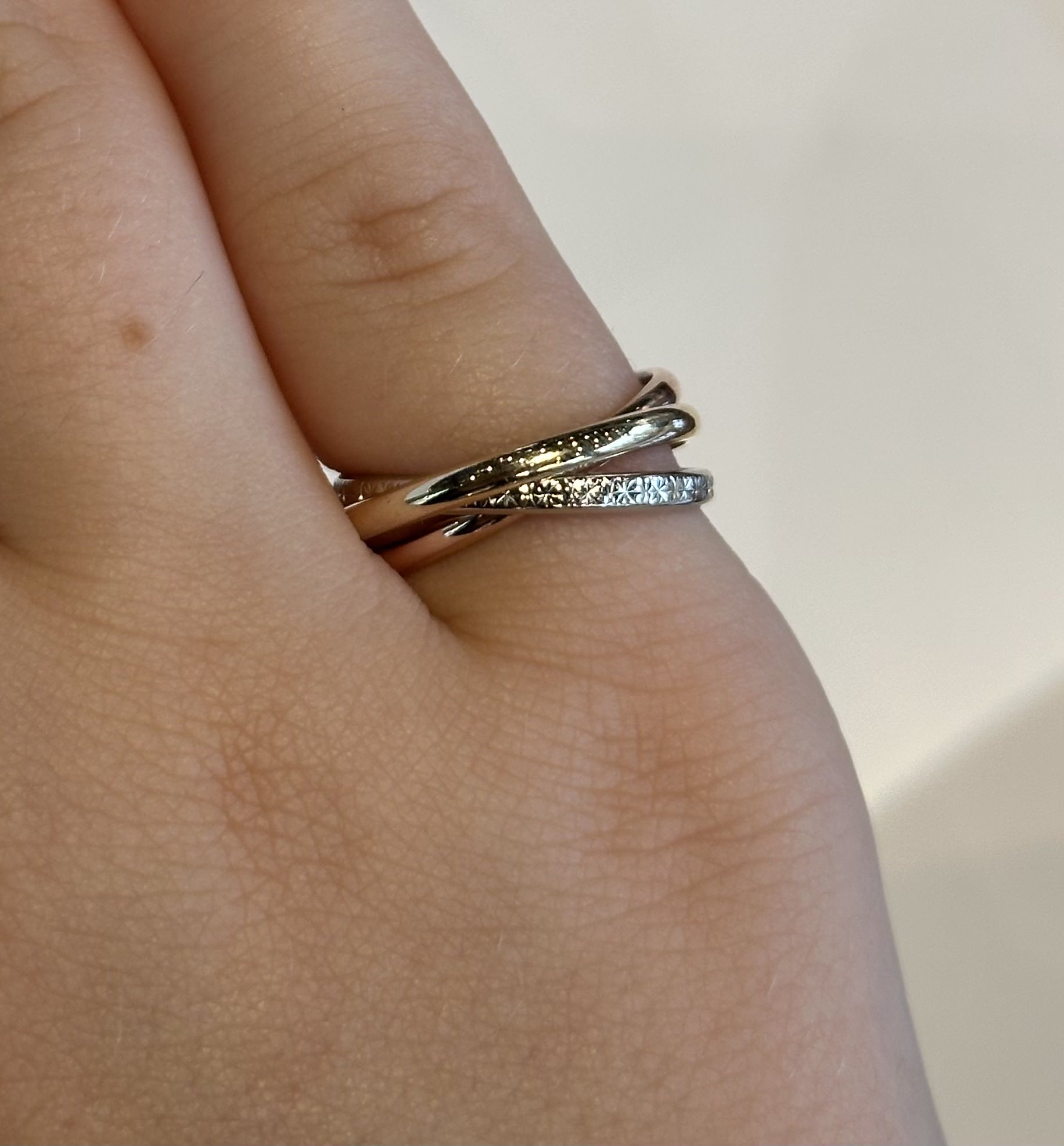 Alternative view of Tricolour gouden trois-anneaux ring model cartier