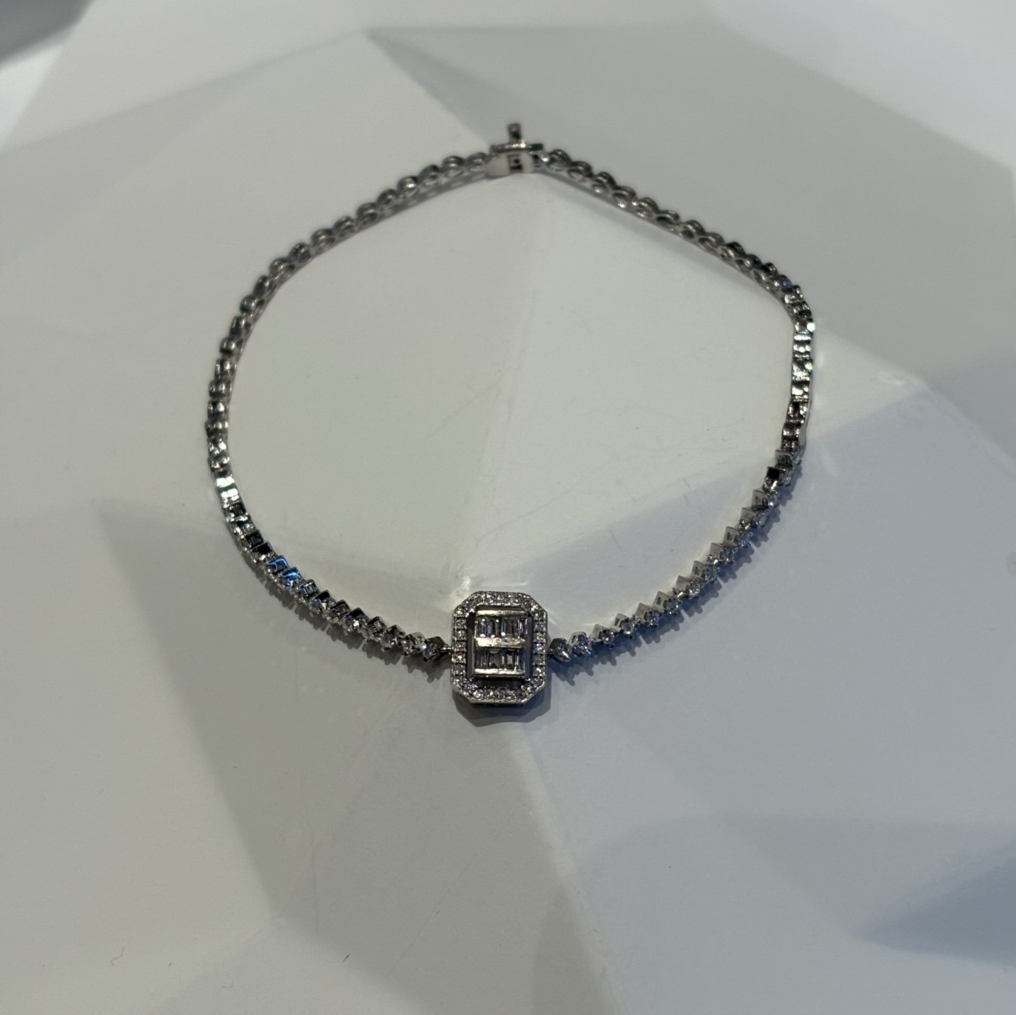 Witgouden armband met diamanten