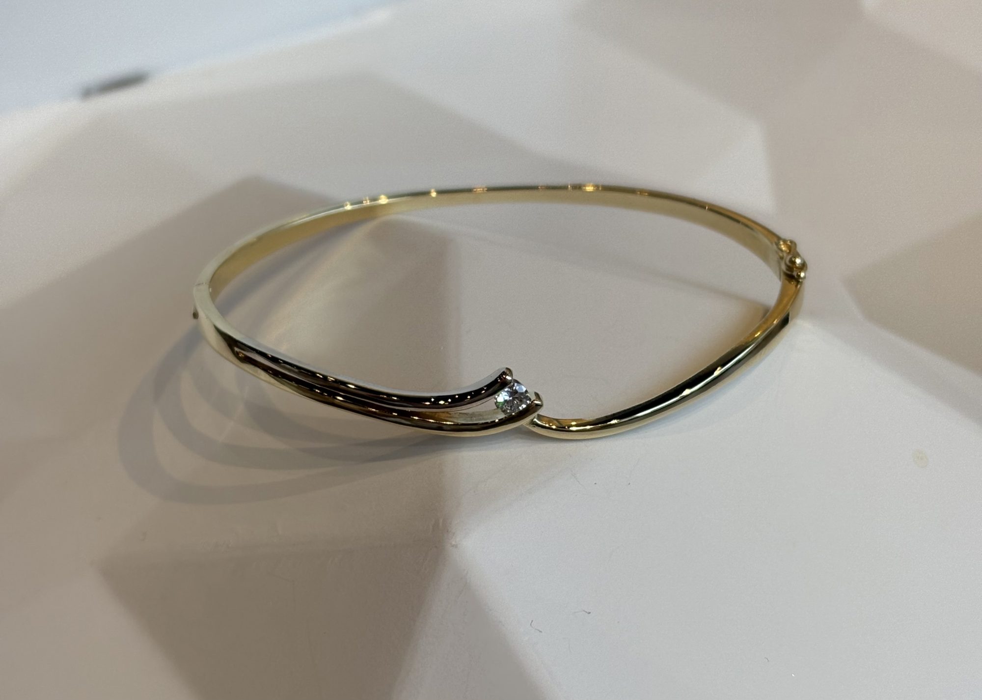 Bicolor gouden stijve armband 0,15ct