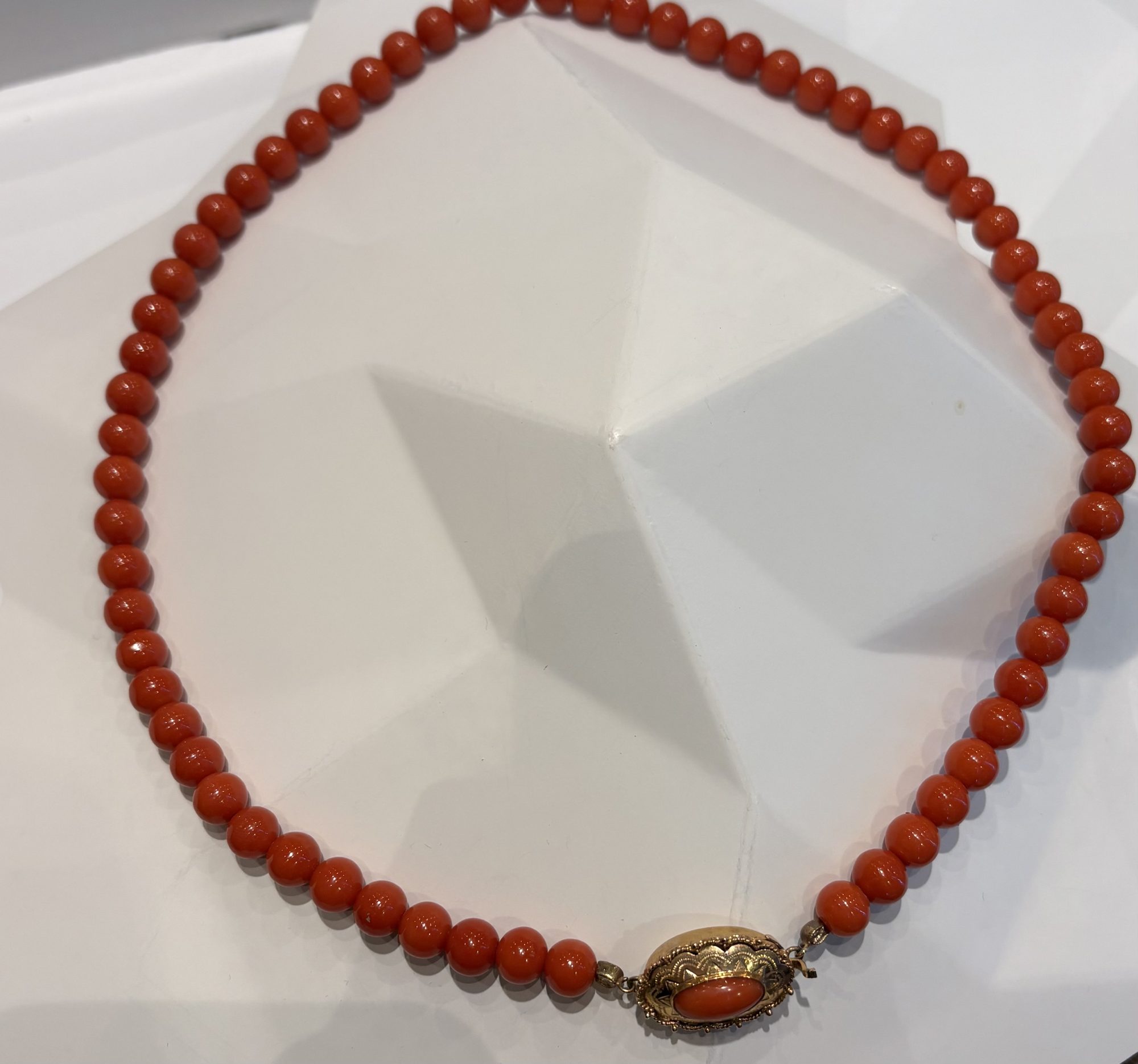 Bloedkoralen collier met gouden sluiting