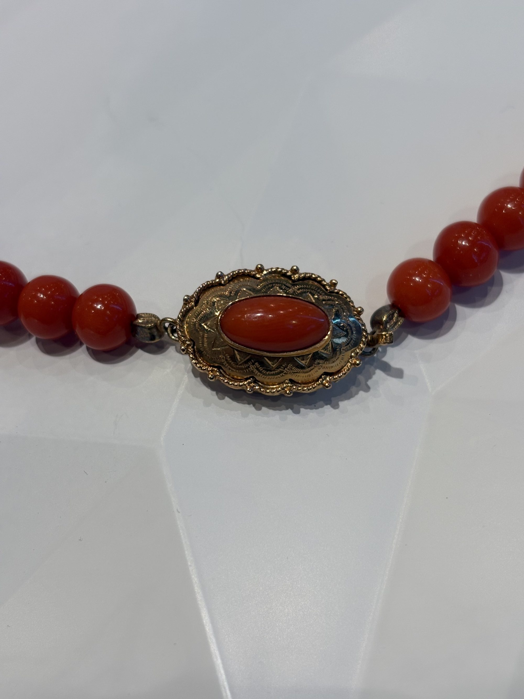 Alternative view of Bloedkoralen collier met gouden sluiting