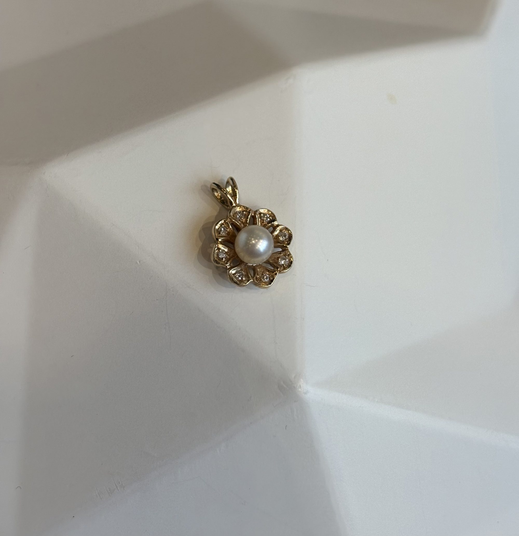 Gouden bloemhanger met parel en diamant