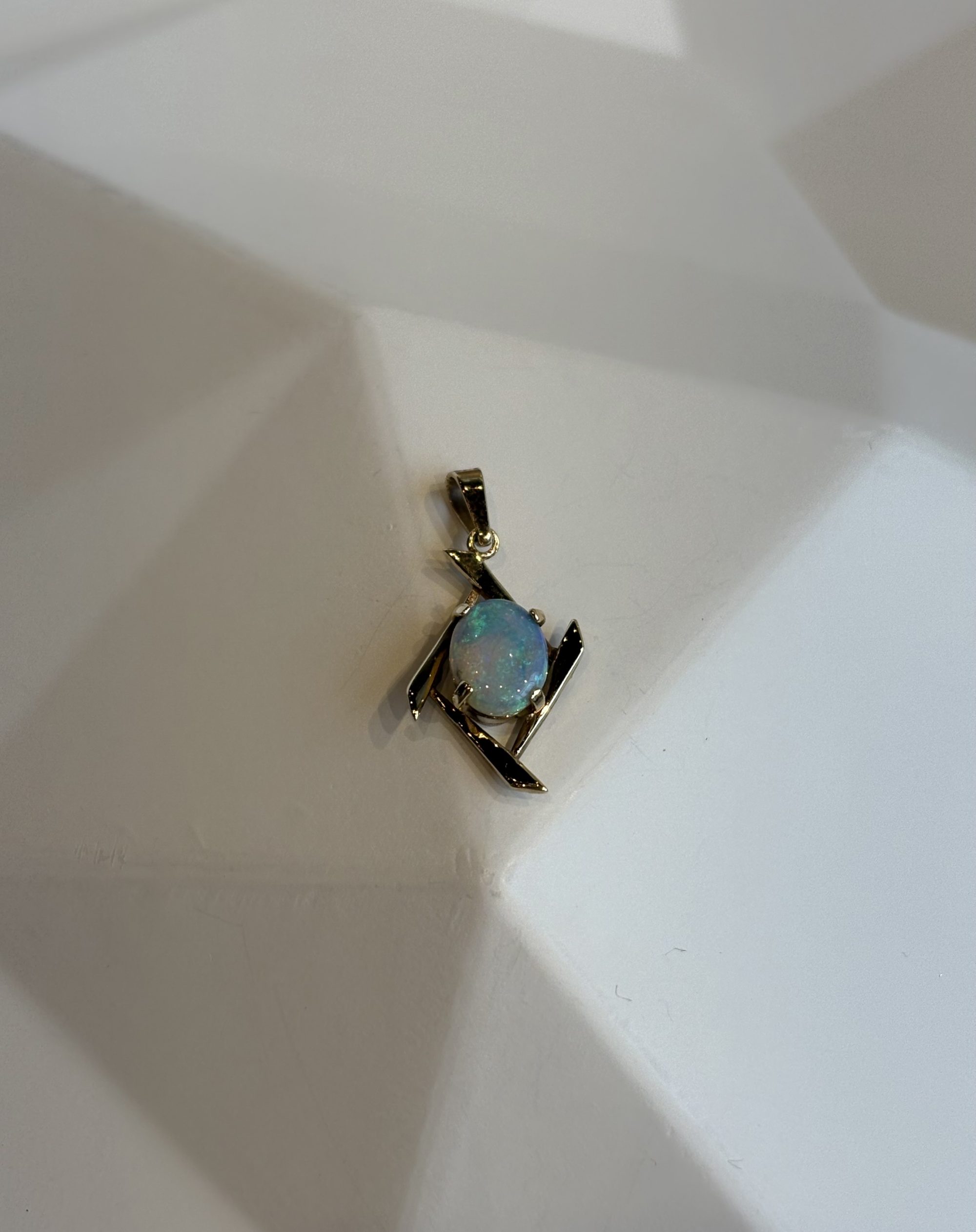 Gouden hanger met opaal
