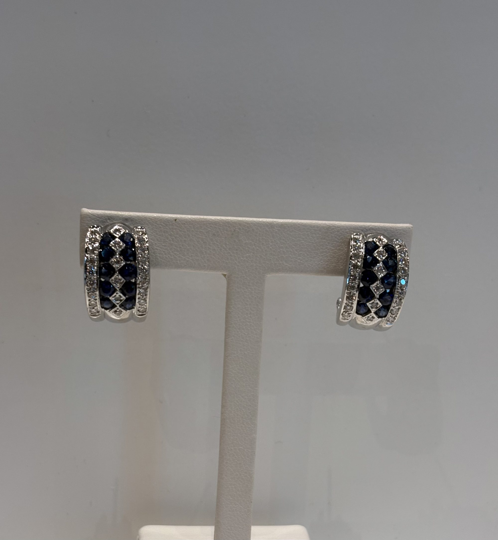 Set witgouden oorclips met saffier en briljanten