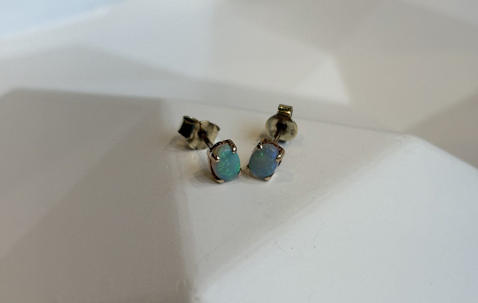 Gouden oorstekers met opaal