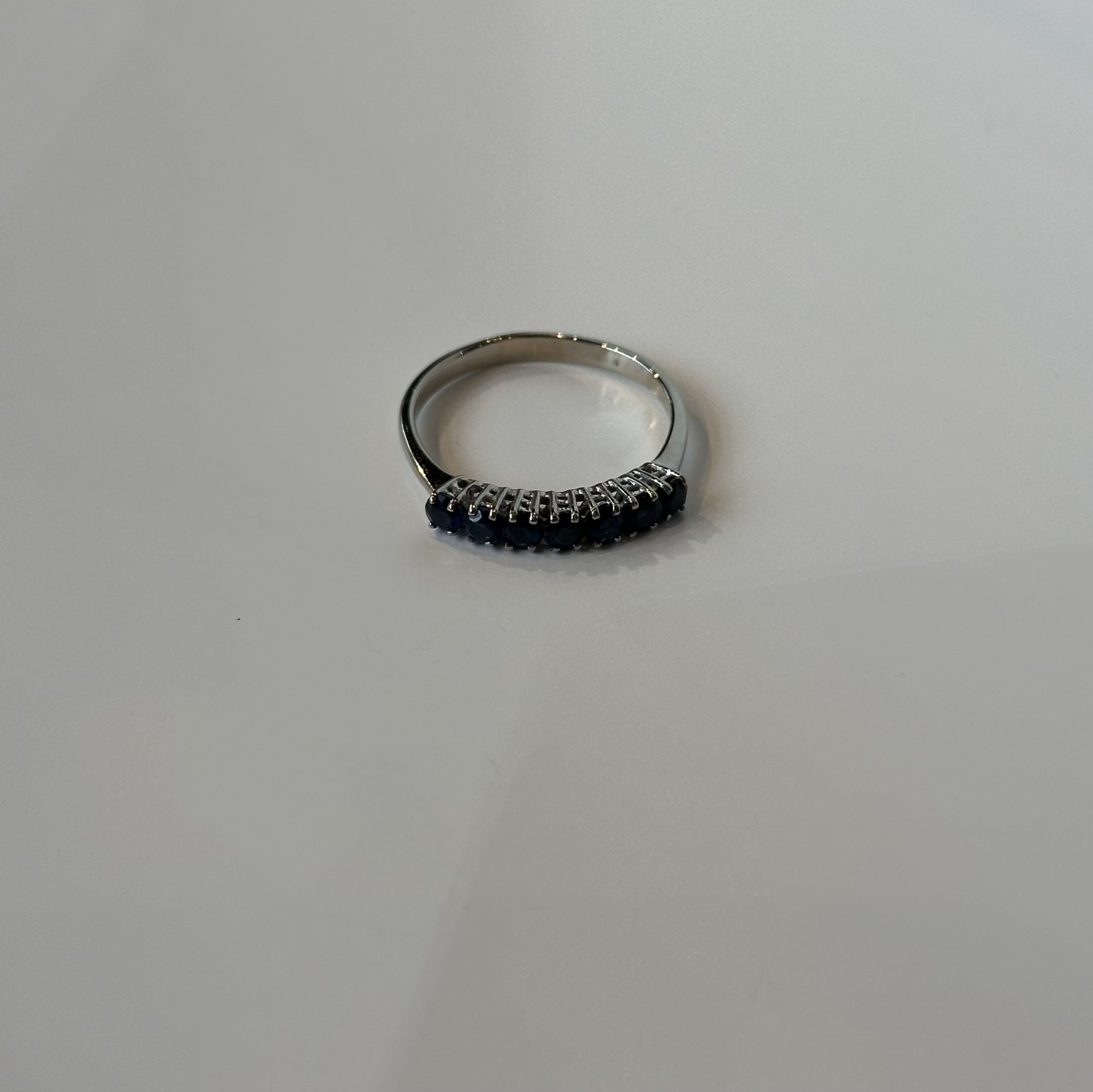 Witgouden memoirering met saffier