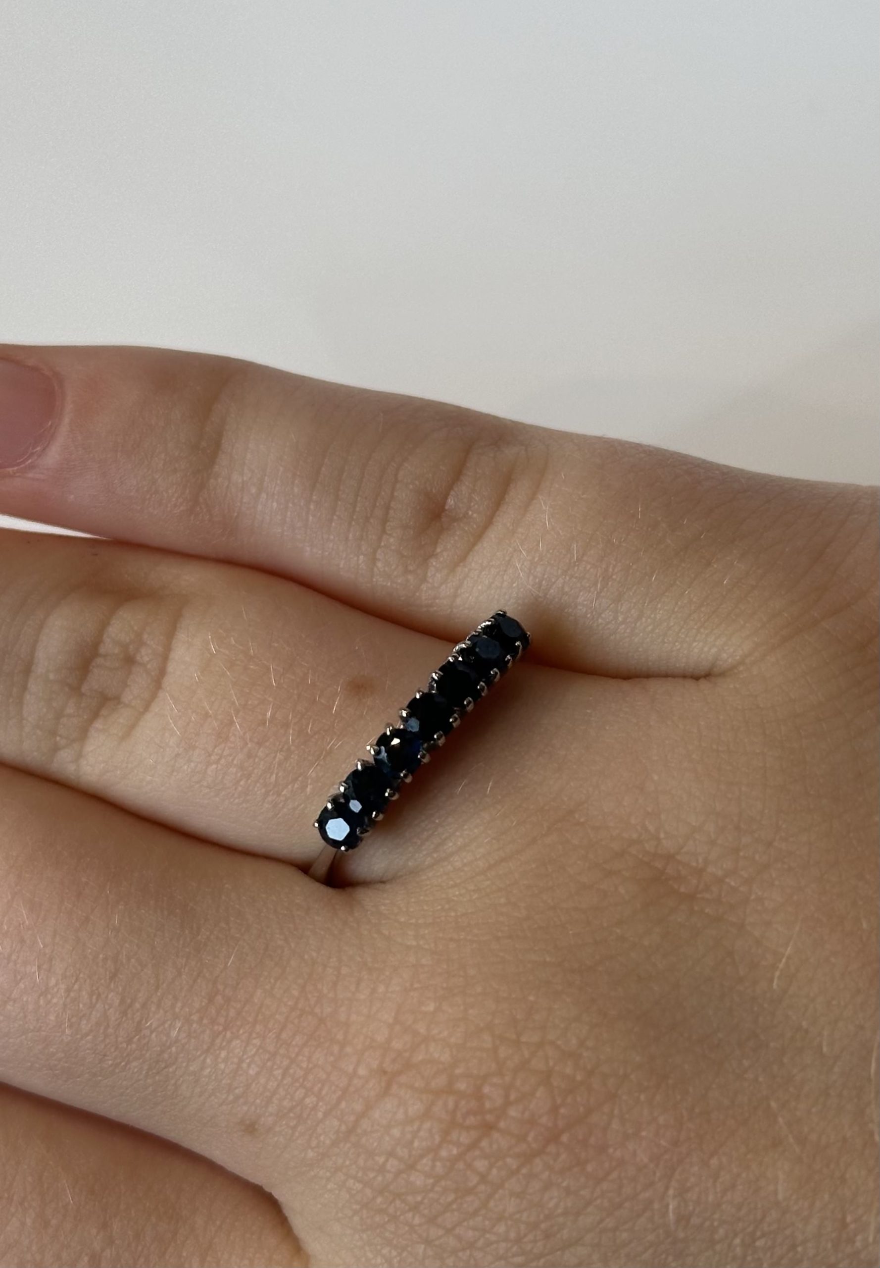 Alternative view of Witgouden memoirering met saffier