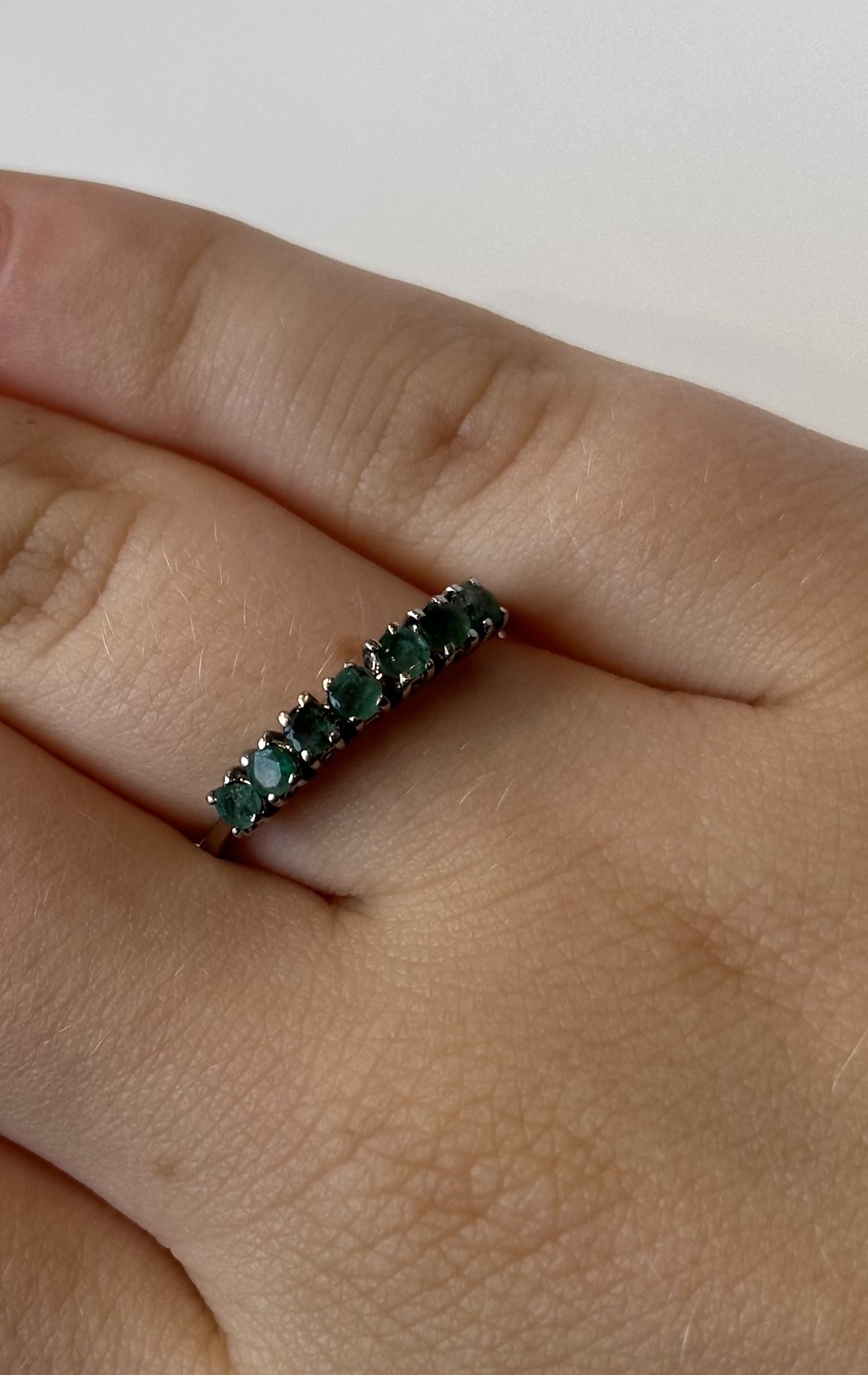 Alternative view of Witgouden memoirering met smaragd