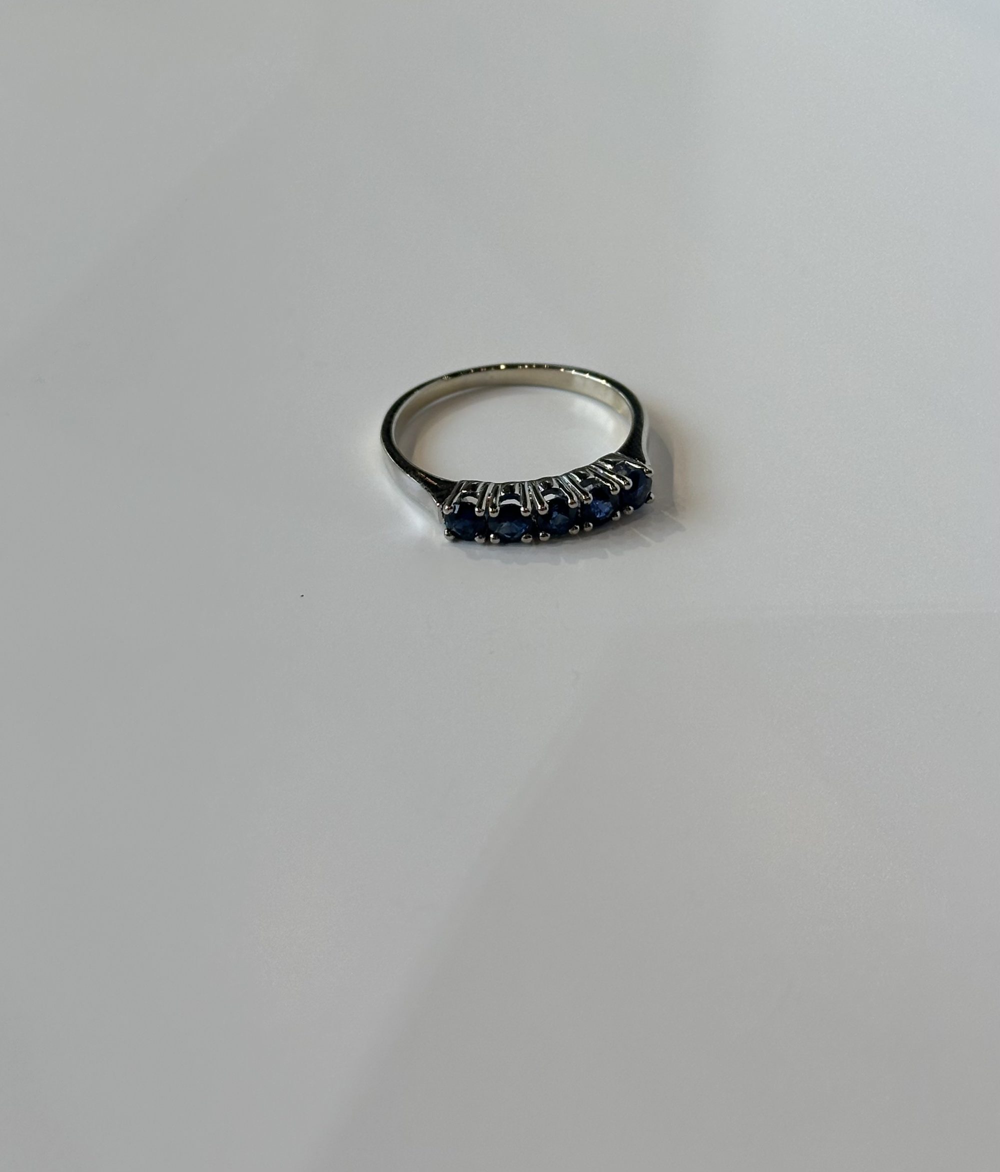 Witgouden memoirering met saffier