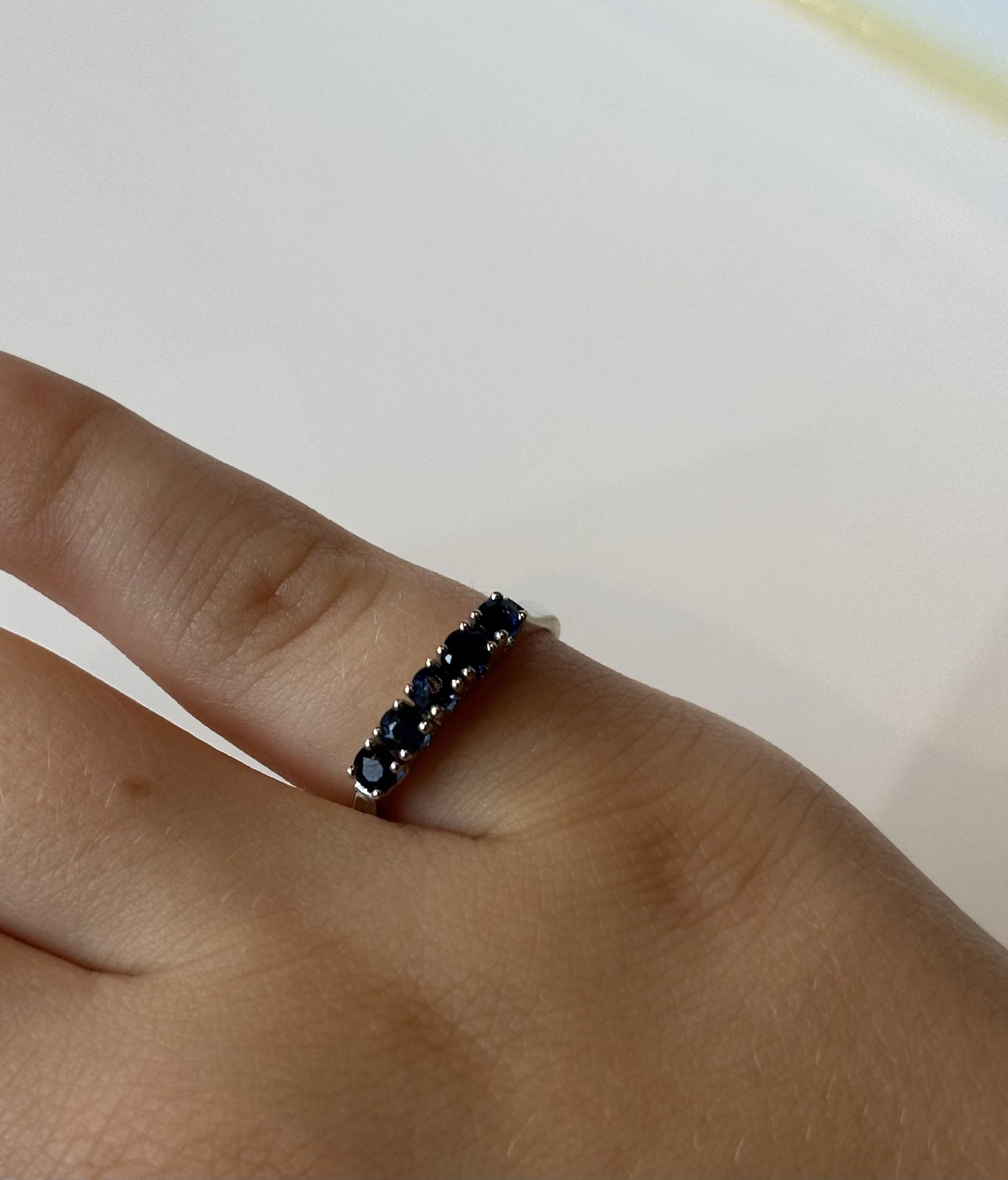 Alternative view of Witgouden memoirering met saffier