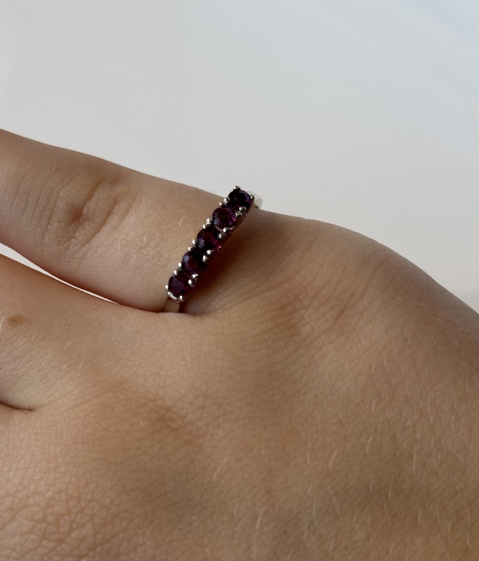 Alternative view of Witgouden memoirering met robijn