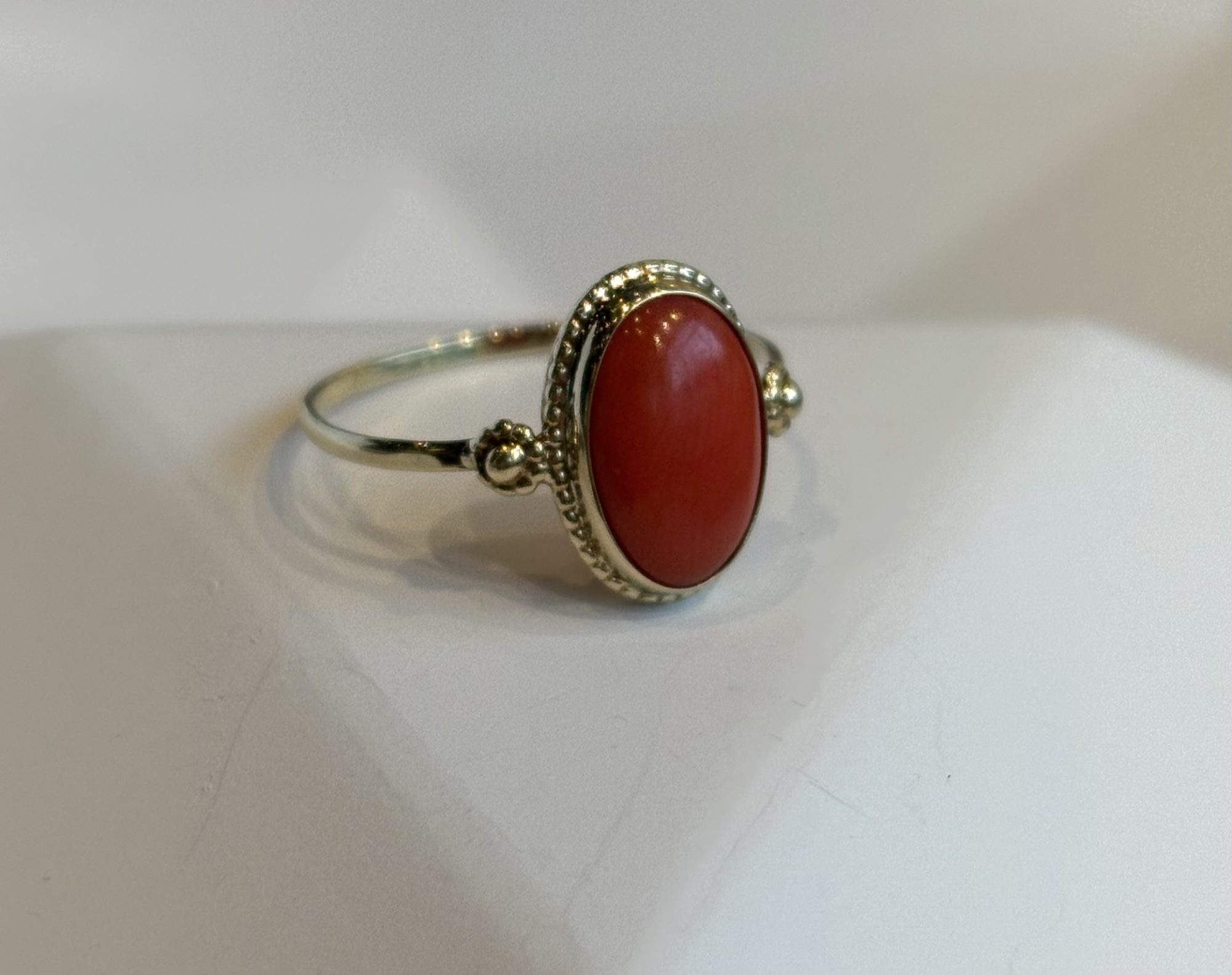 Gouden ring met bloedkoraal