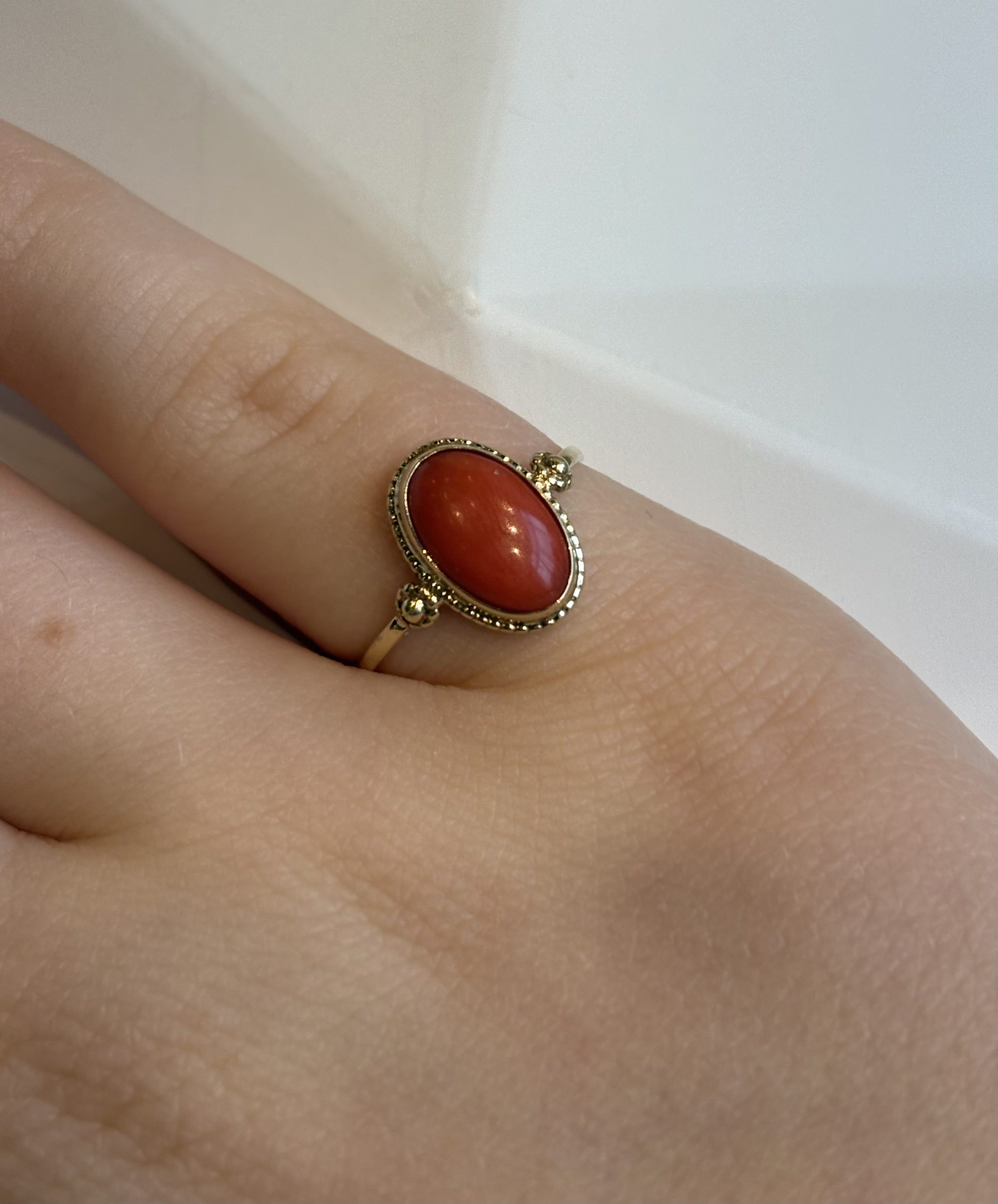 Alternative view of Gouden ring met bloedkoraal