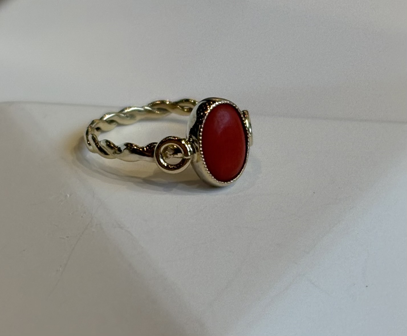 Gouden kinderring met bloedkoraal