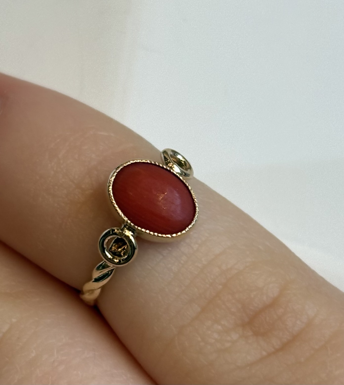 Alternative view of Gouden kinderring met bloedkoraal