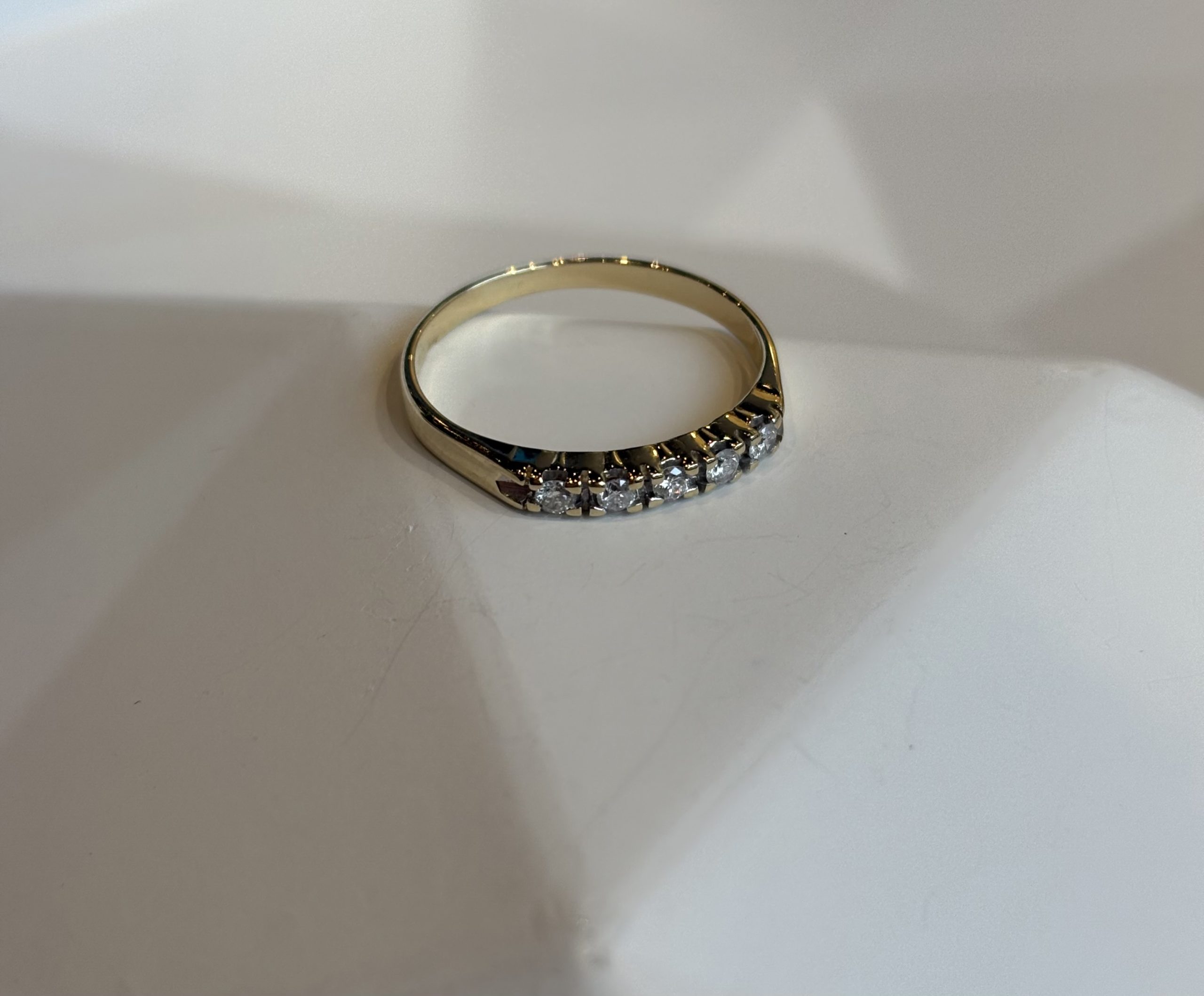 Gouden memoirering 0,15ct