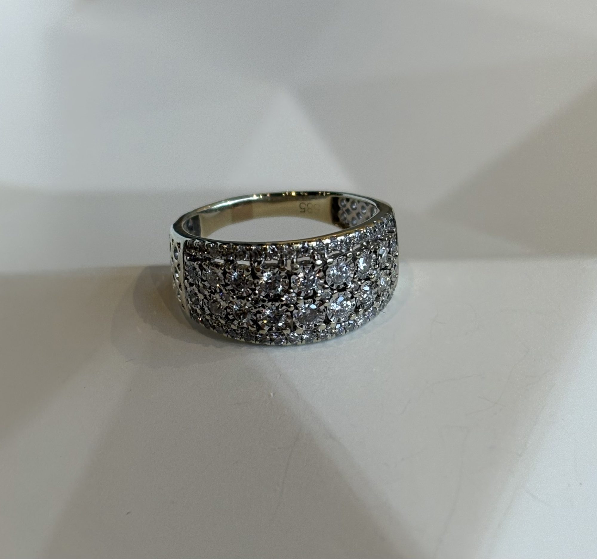 Witgouden bandring met diamanten