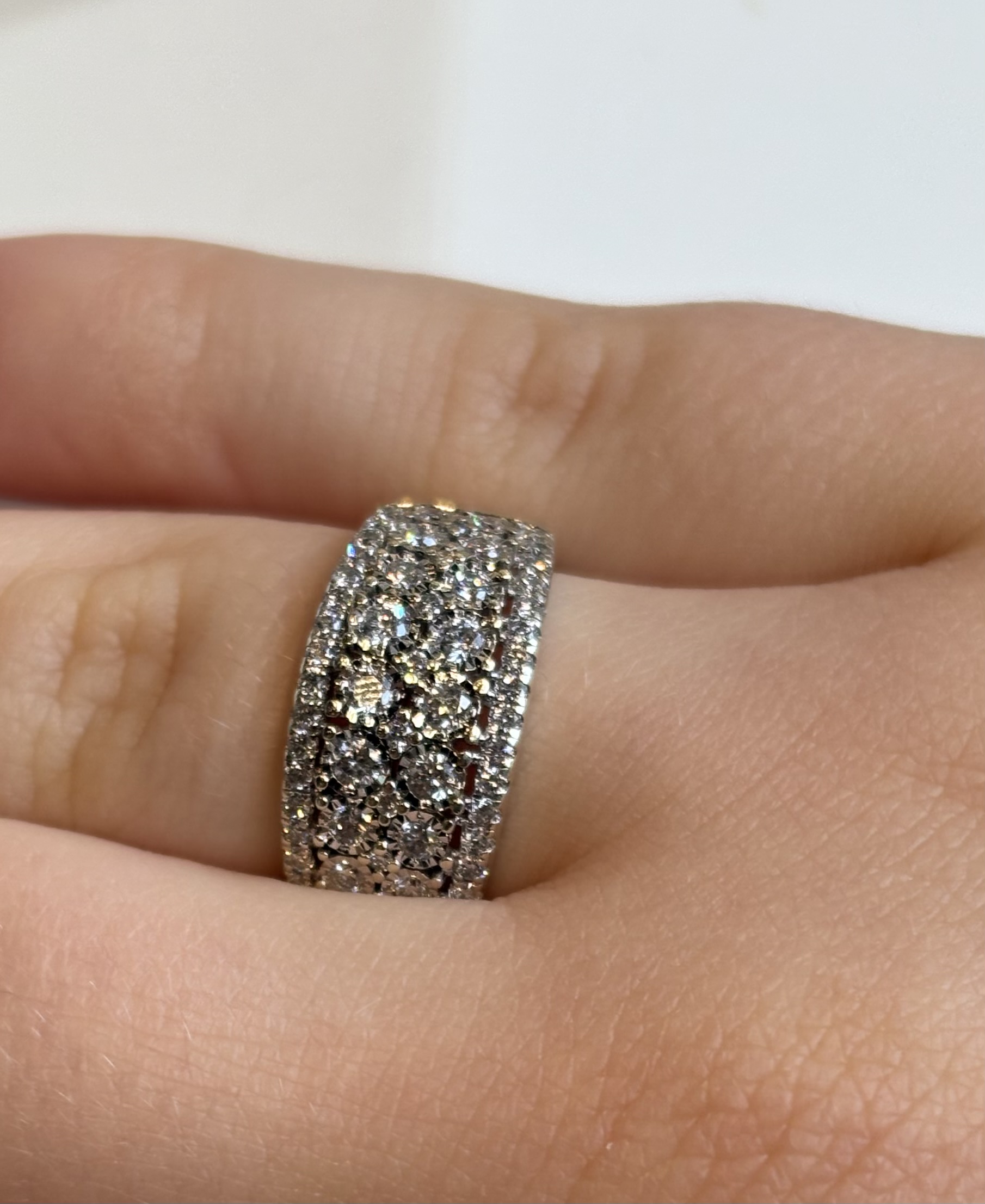 Alternative view of Witgouden bandring met diamanten