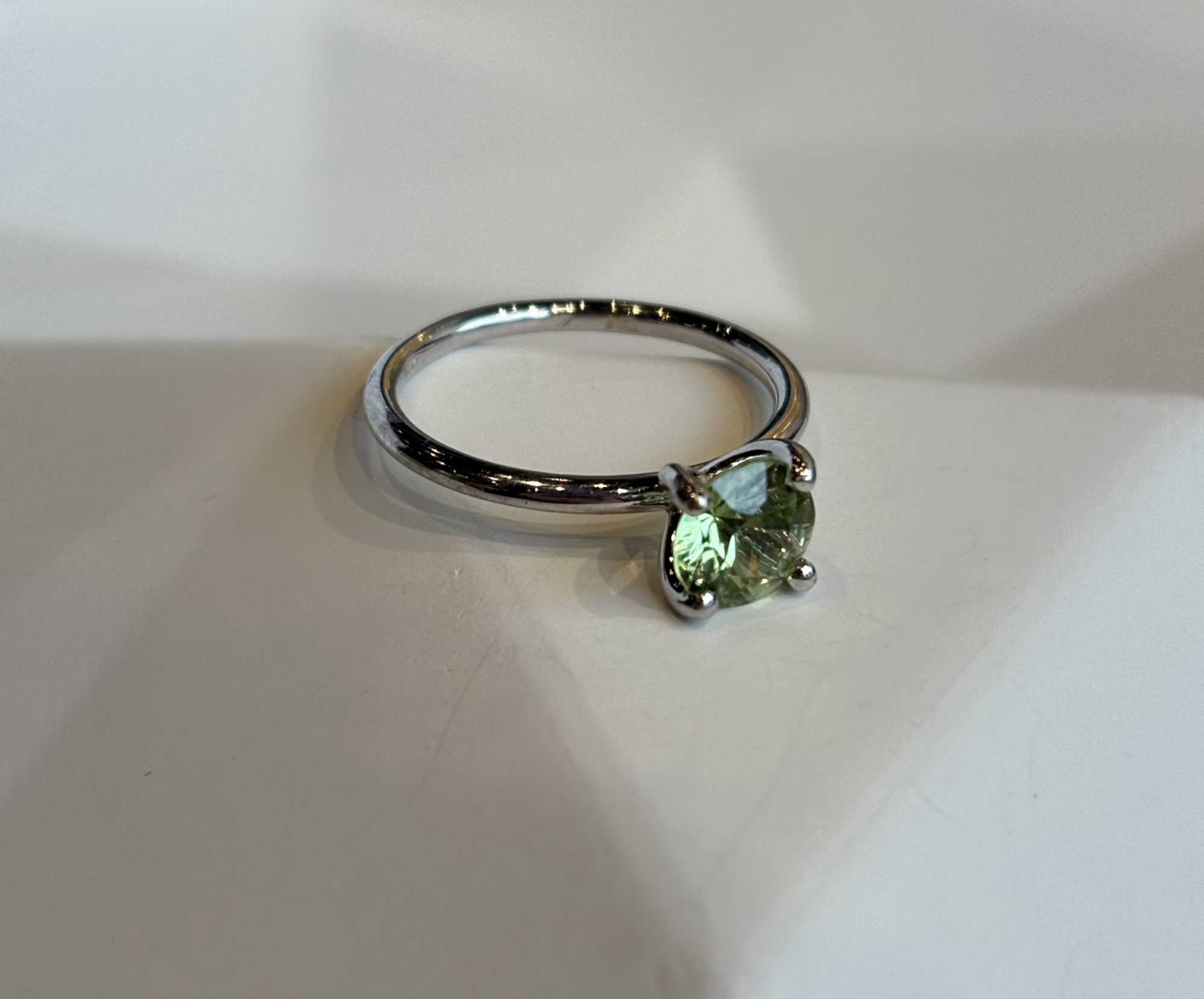 Witgouden solitairering peridoot