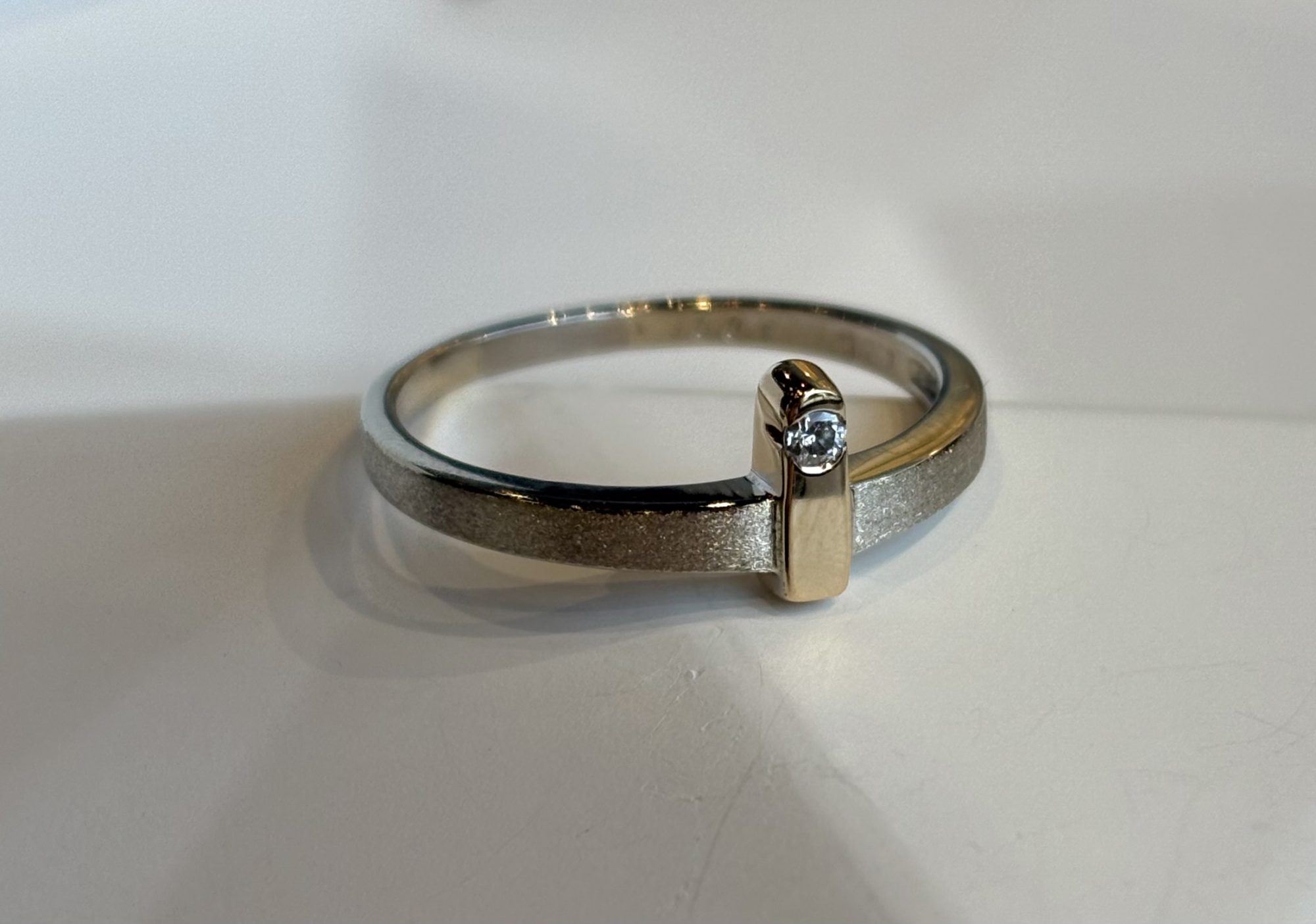 Witgouden designring met briljant 0,05ct