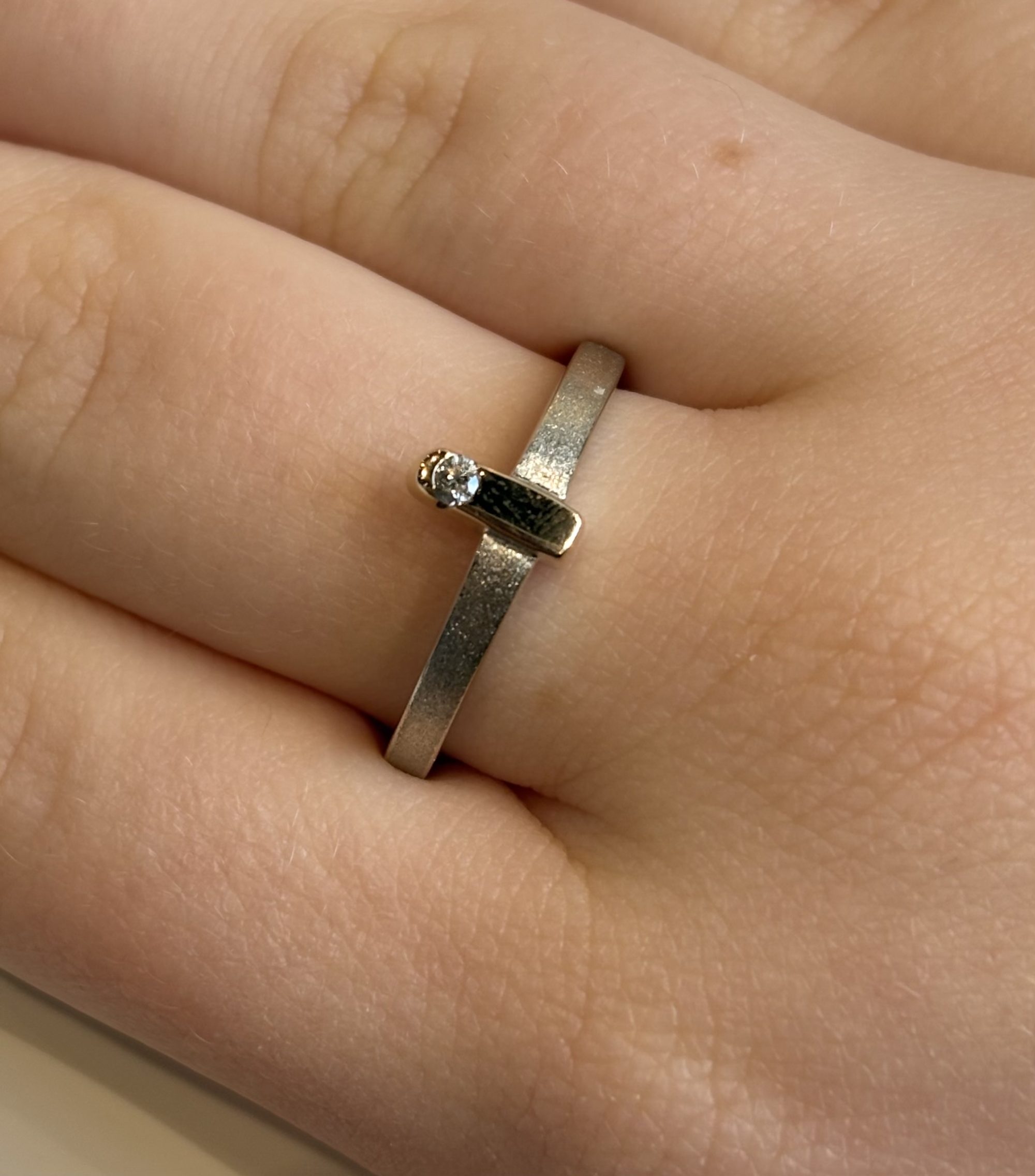 Alternative view of Witgouden designring met briljant 0,05ct