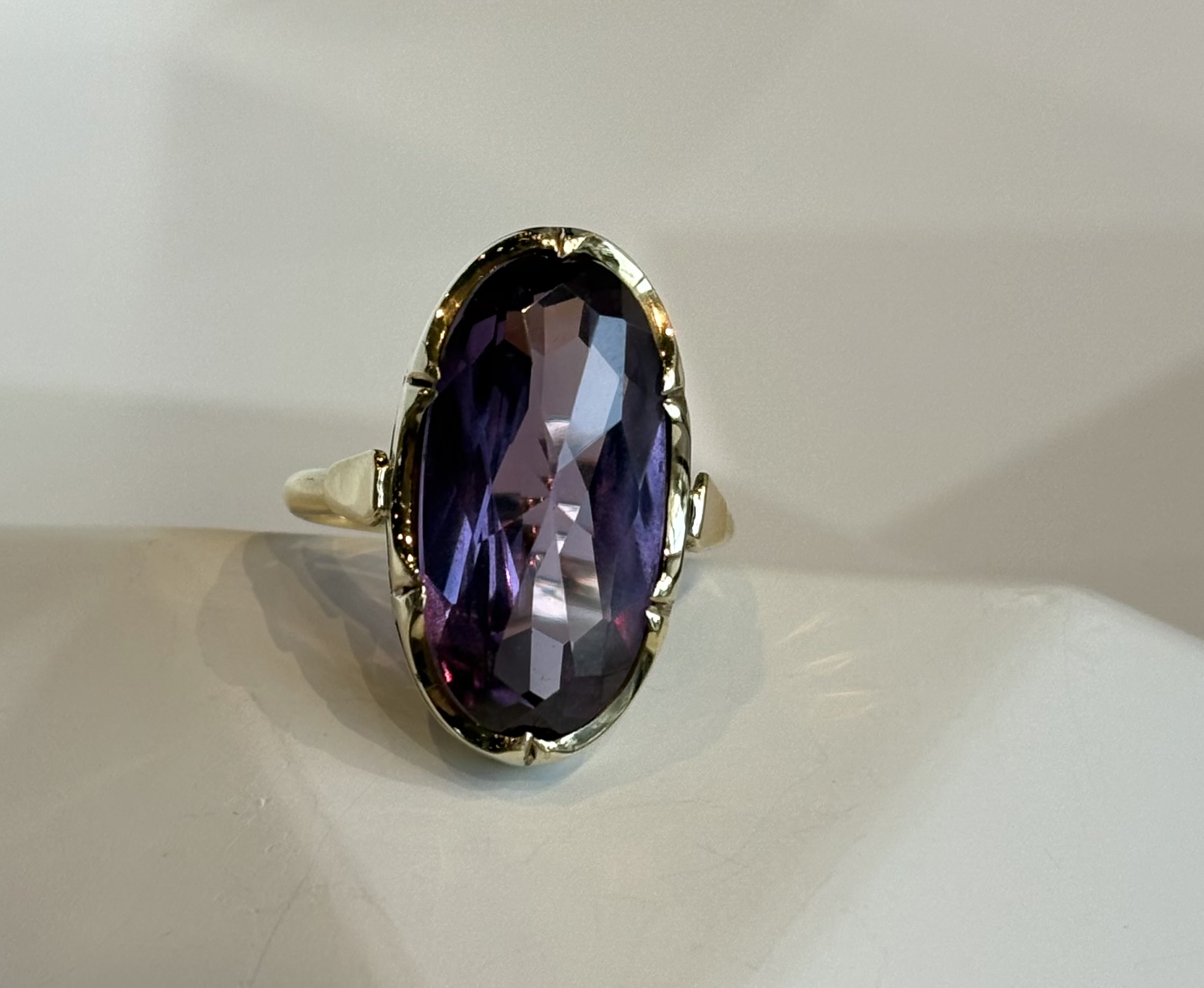 Gouden ring met synth. korund met alexandriet effect