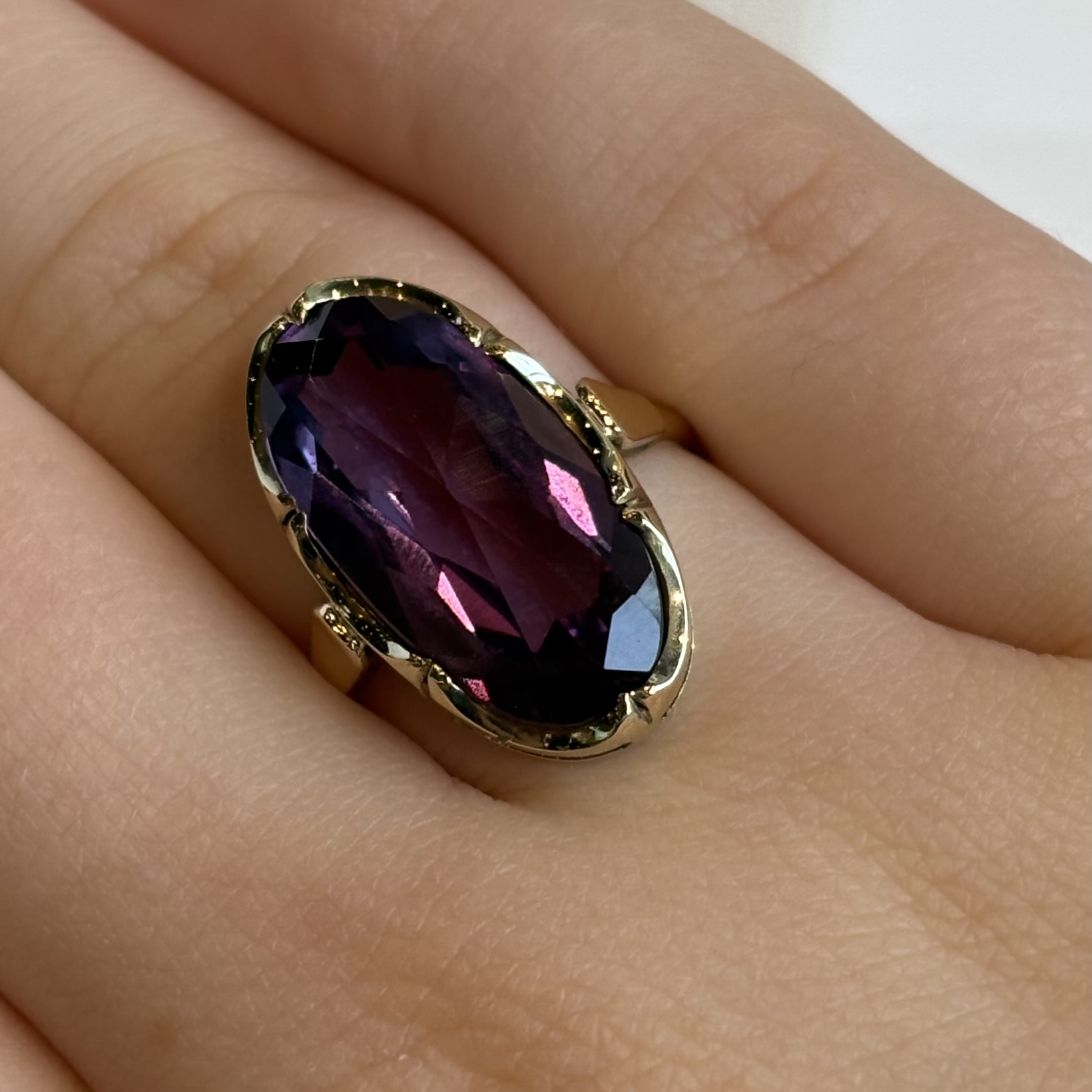 Alternative view of Gouden ring met synth. korund met alexandriet effect