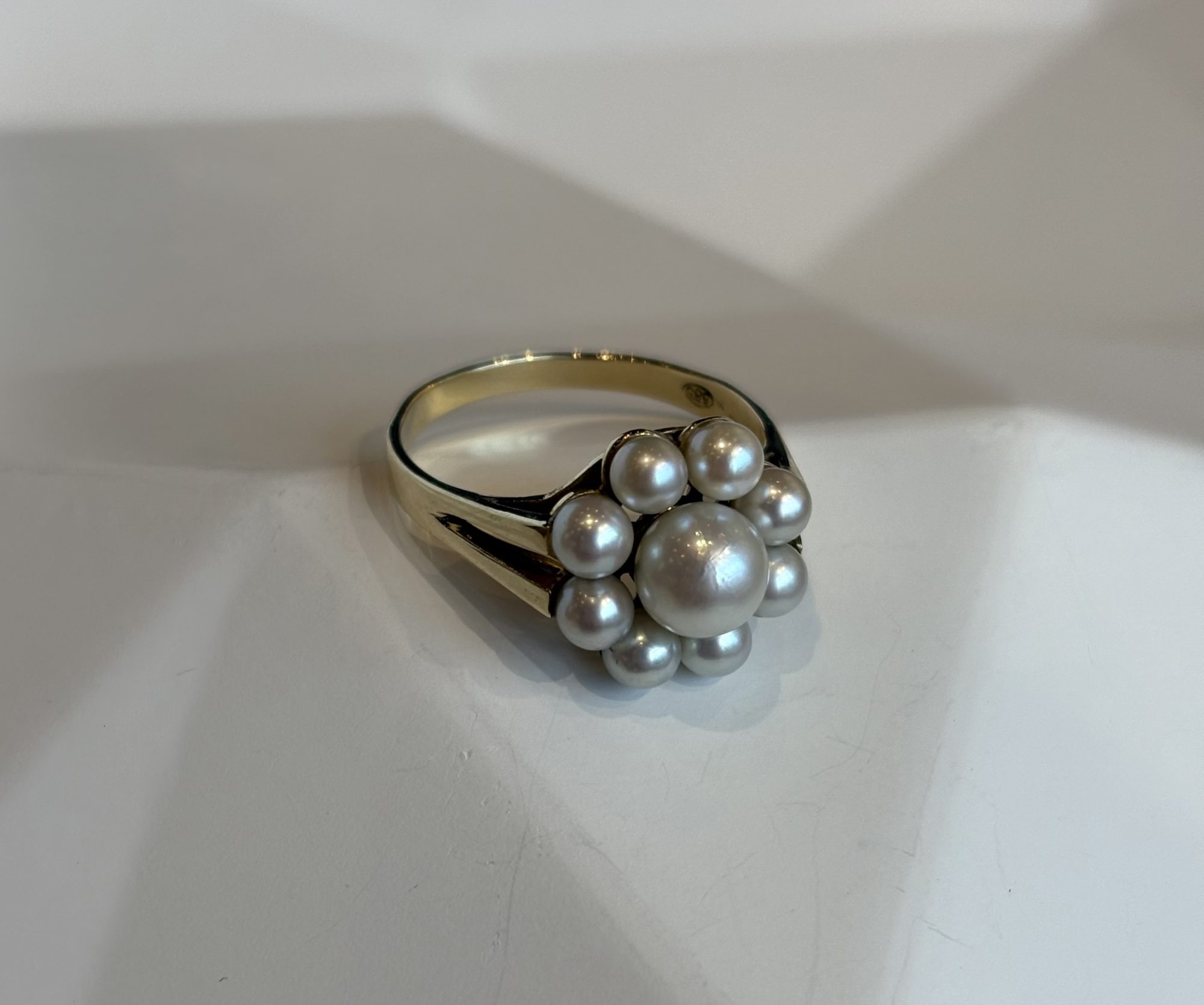 Gouden entouragering met parels