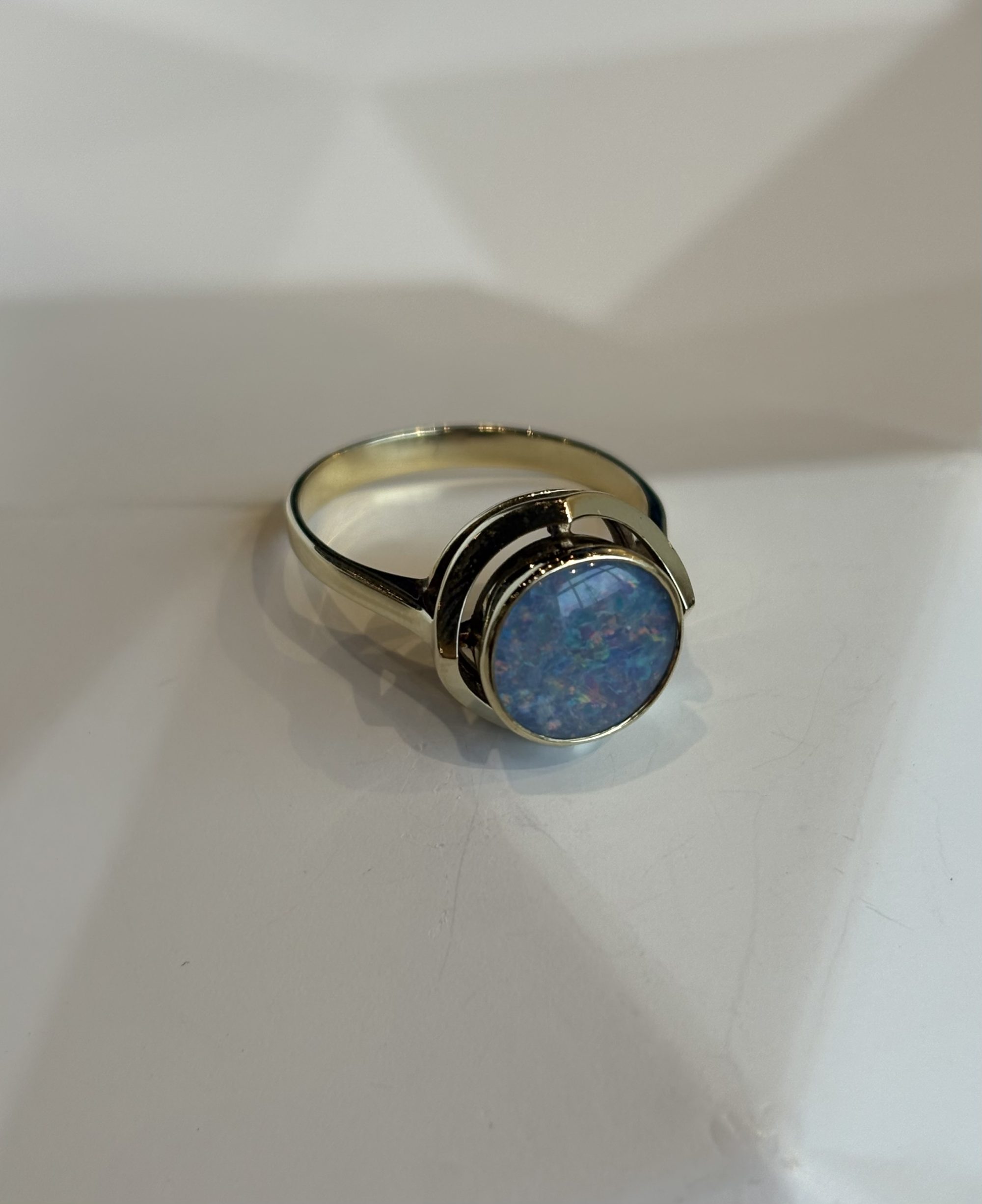 Gouden ring met opaal doublet