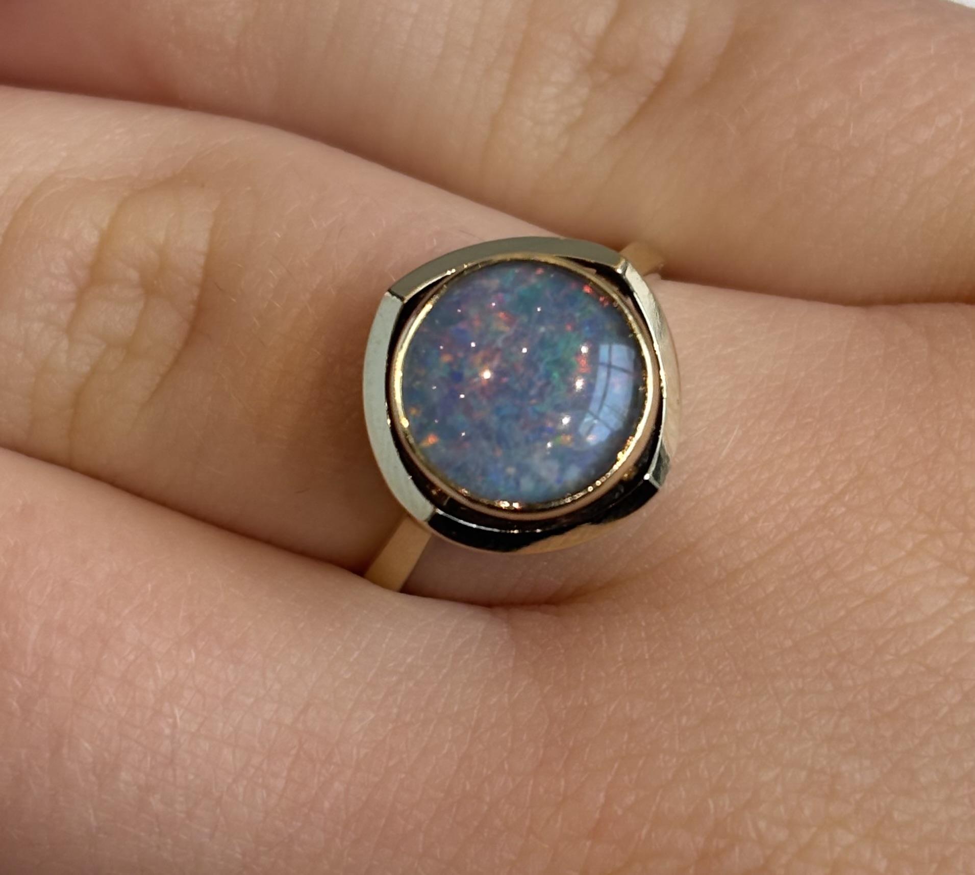 Alternative view of Gouden ring met opaal doublet