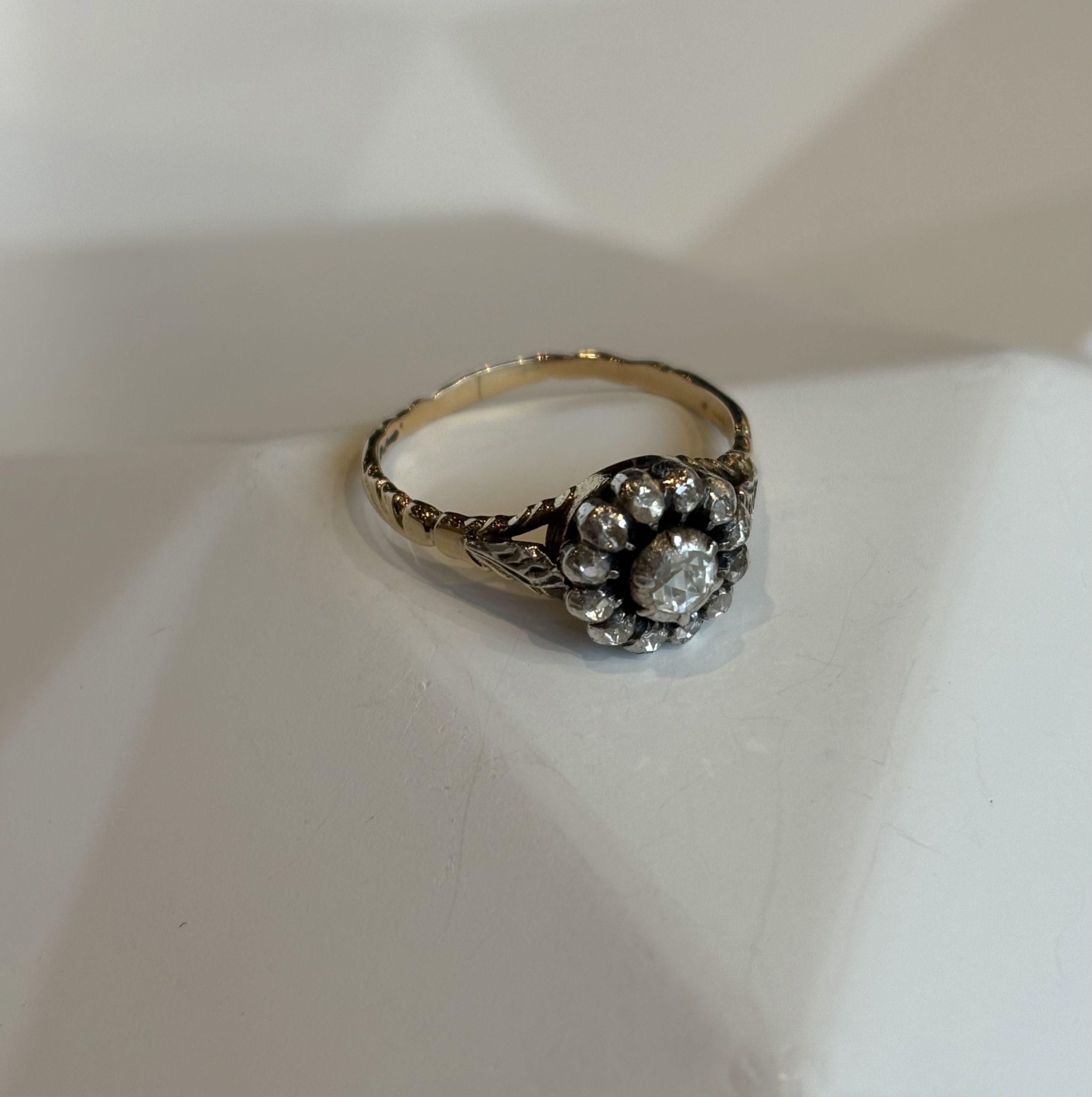 Bicolor entouragering met roosdiamant