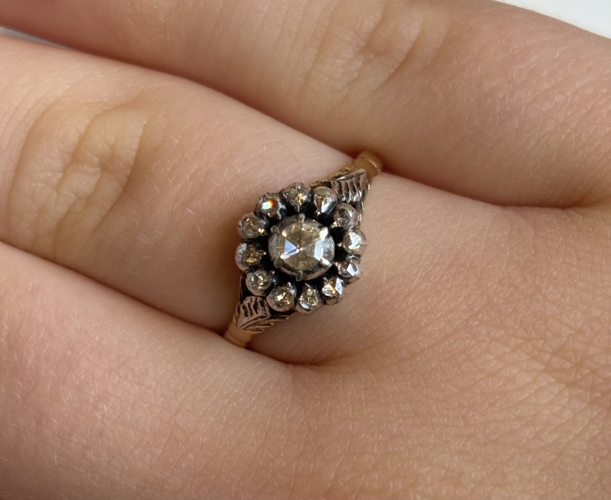 Alternative view of Bicolor entouragering met roosdiamant