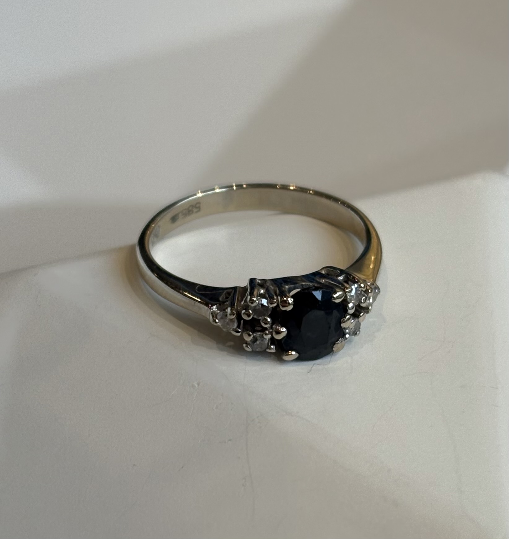 Witgouden ring met saffier en diamant